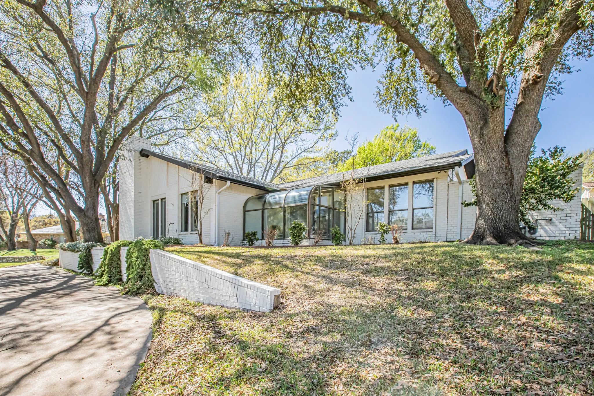 Single Family Residence For Sale in Tarrant County , 18 Crosslands Road, Benbrook, Texas 76132, 3 Bedroom, 3 Bathroom, 3 Garage spaces, 3,047 Sqft, built in 1979, Preowned, mls#21204381, Real Estate Agent in Benbrook, Homes For Sale in Tarrant county, Homes For Sale in Benbrook, Realtor in Benbrook Texas, Real Estate Brokerage Independent Realty Texas, Luminita Cordes Realtor