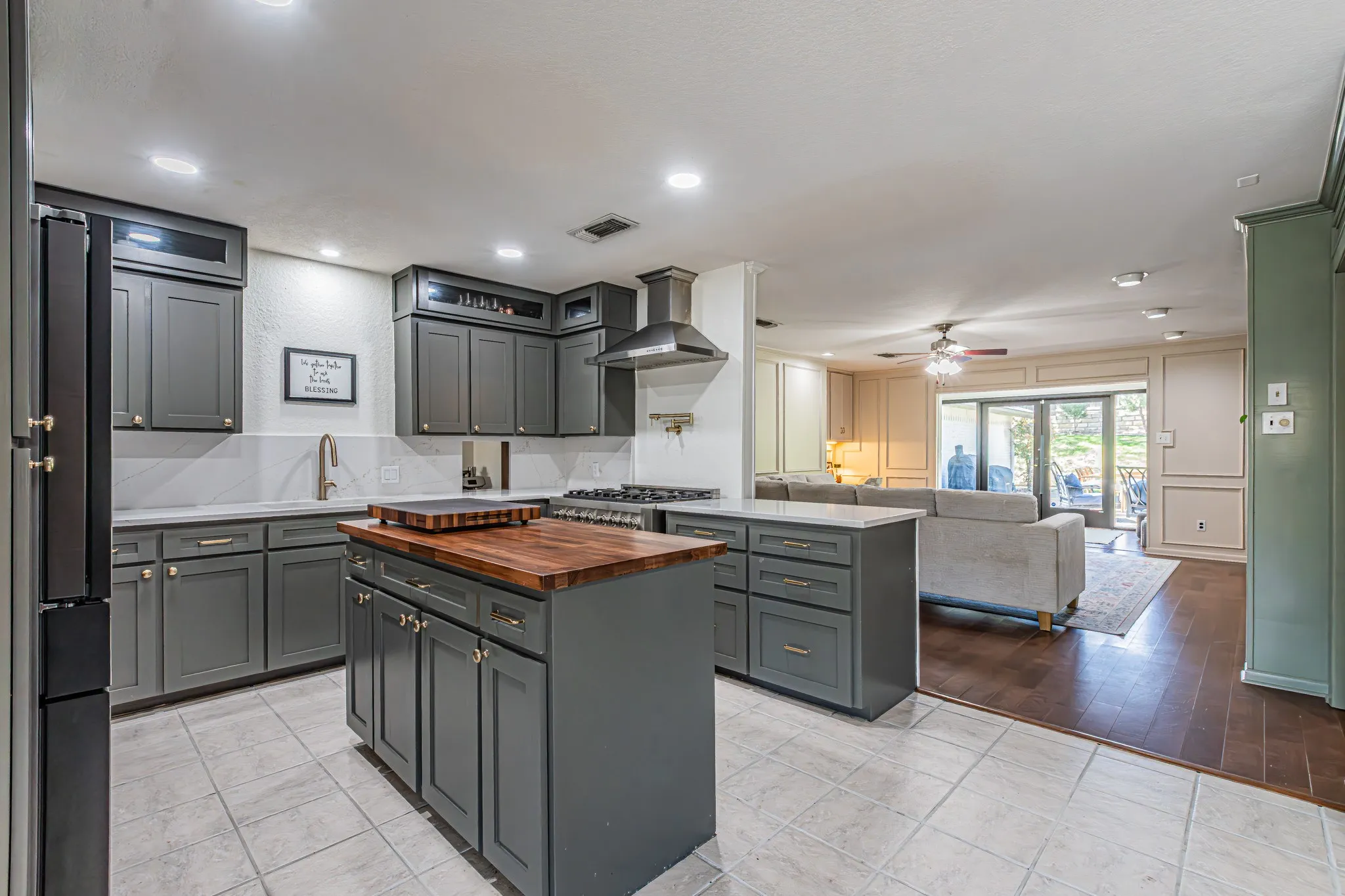 Single Family Residence For Sale in Tarrant County , 18 Crosslands Road, Benbrook, Texas 76132, 3 Bedroom, 3 Bathroom, 3 Garage spaces, 3,047 Sqft, built in 1979, Preowned, mls#21204381, Real Estate Agent in Benbrook, Homes For Sale in Tarrant county, Homes For Sale in Benbrook, Realtor in Benbrook Texas, Real Estate Brokerage Independent Realty Texas, Luminita Cordes Realtor