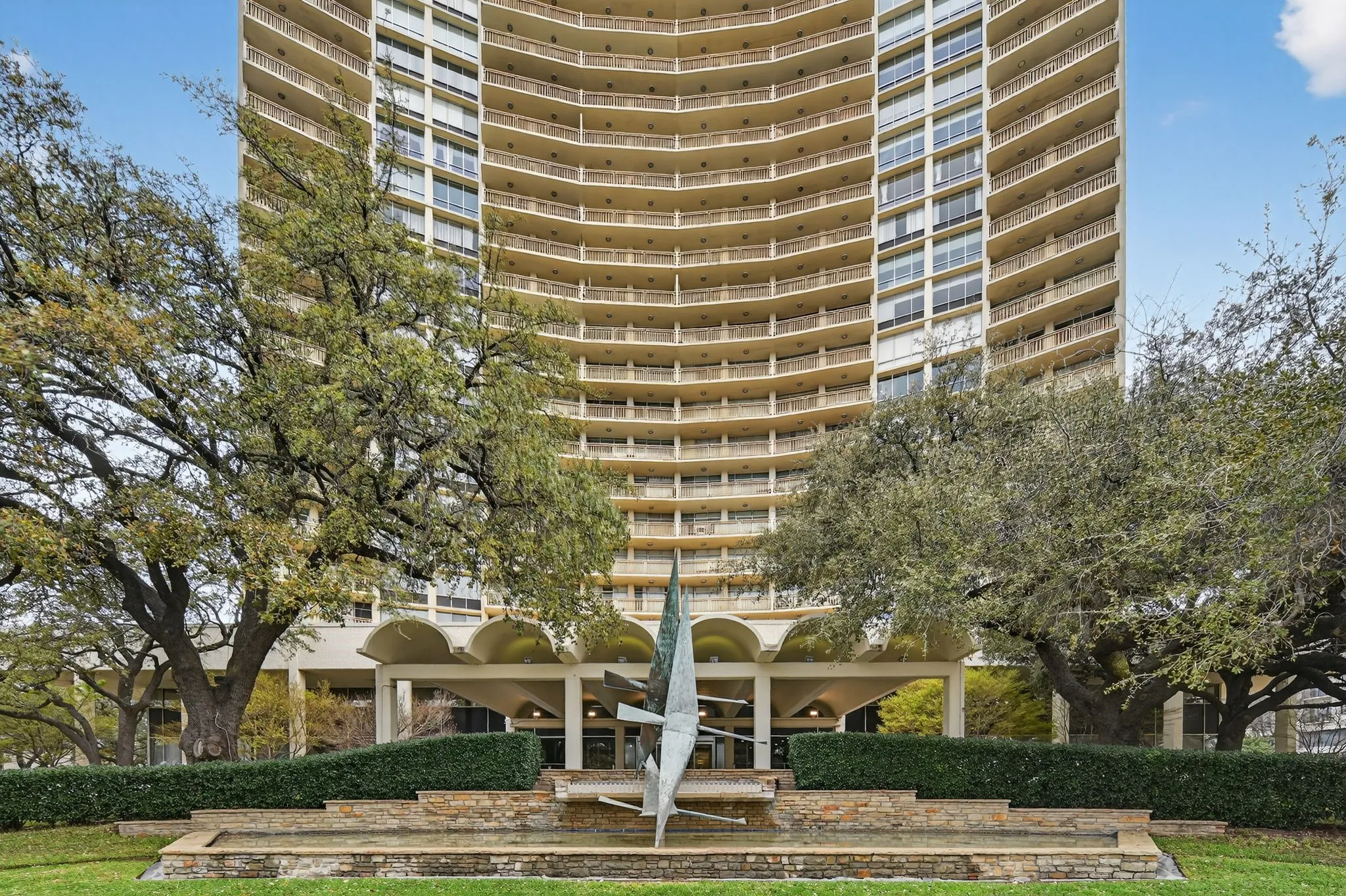 Condominium For Sale in Dallas County , 6211 W Northwest Highway G811, Dallas, Texas 75225, 1 Bedroom, 1 Bathroom, 1 Garage spaces, 758 Sqft, built in 1966, Preowned, mls#21200312, Real Estate Agent in Dallas, Homes For Sale in Dallas county, Homes For Sale in Dallas, Realtor in Dallas Texas, Real Estate Brokerage Independent Realty Texas, Luminita Cordes Realtor
