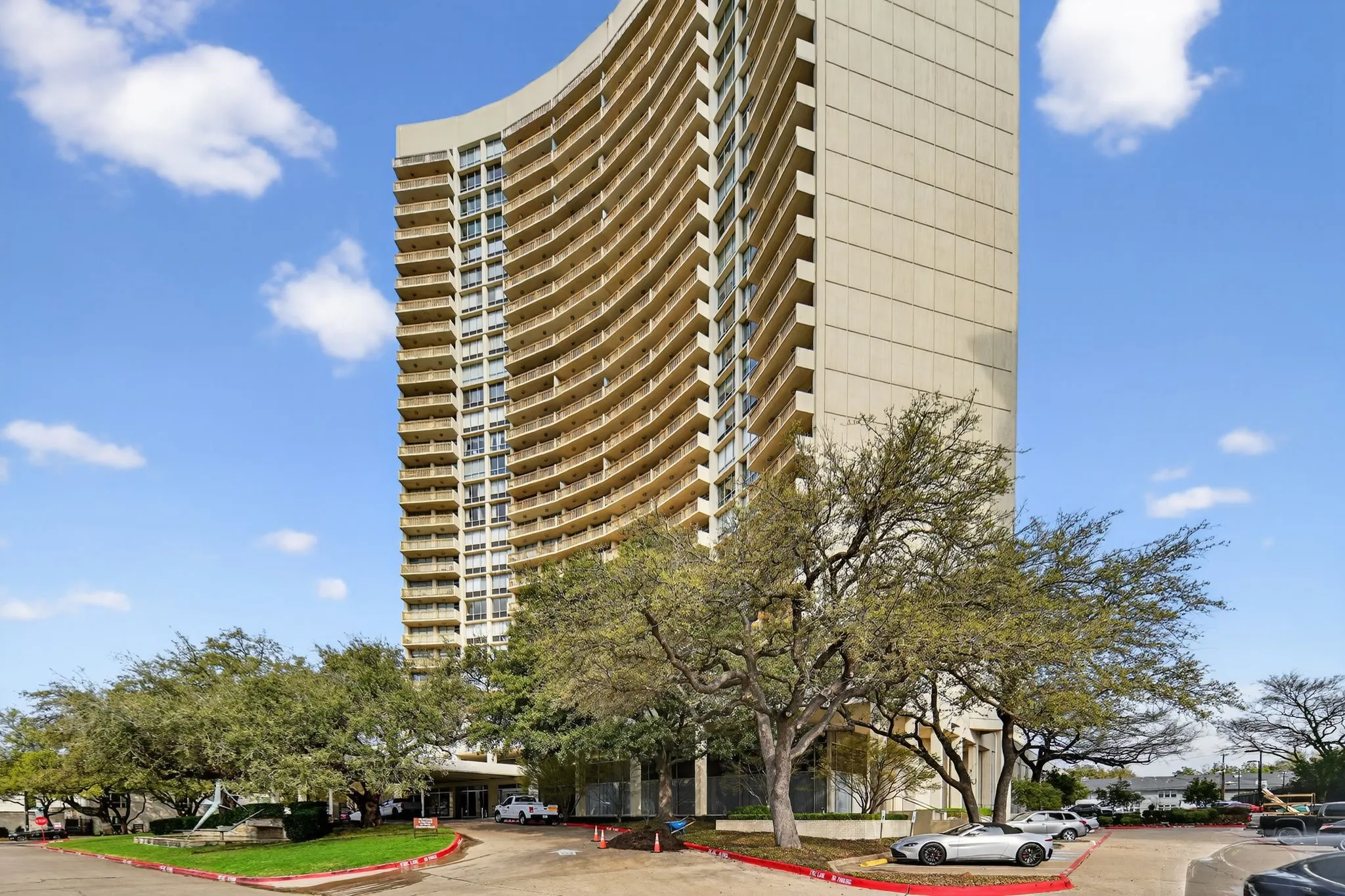 Condominium For Sale in Dallas County , 6211 W Northwest Highway G811, Dallas, Texas 75225, 1 Bedroom, 1 Bathroom, 1 Garage spaces, 758 Sqft, built in 1966, Preowned, mls#21200312, Real Estate Agent in Dallas, Homes For Sale in Dallas county, Homes For Sale in Dallas, Realtor in Dallas Texas, Real Estate Brokerage Independent Realty Texas, Luminita Cordes Realtor