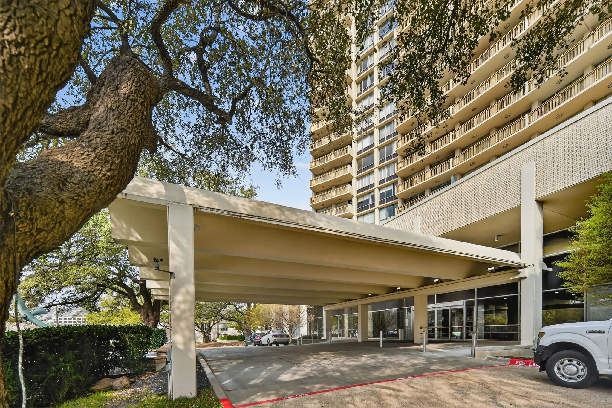 Condominium For Sale in Dallas County , 6211 W Northwest Highway G811, Dallas, Texas 75225, 1 Bedroom, 1 Bathroom, 1 Garage spaces, 758 Sqft, built in 1966, Preowned, mls#21200312, Real Estate Agent in Dallas, Homes For Sale in Dallas county, Homes For Sale in Dallas, Realtor in Dallas Texas, Real Estate Brokerage Independent Realty Texas, Luminita Cordes Realtor