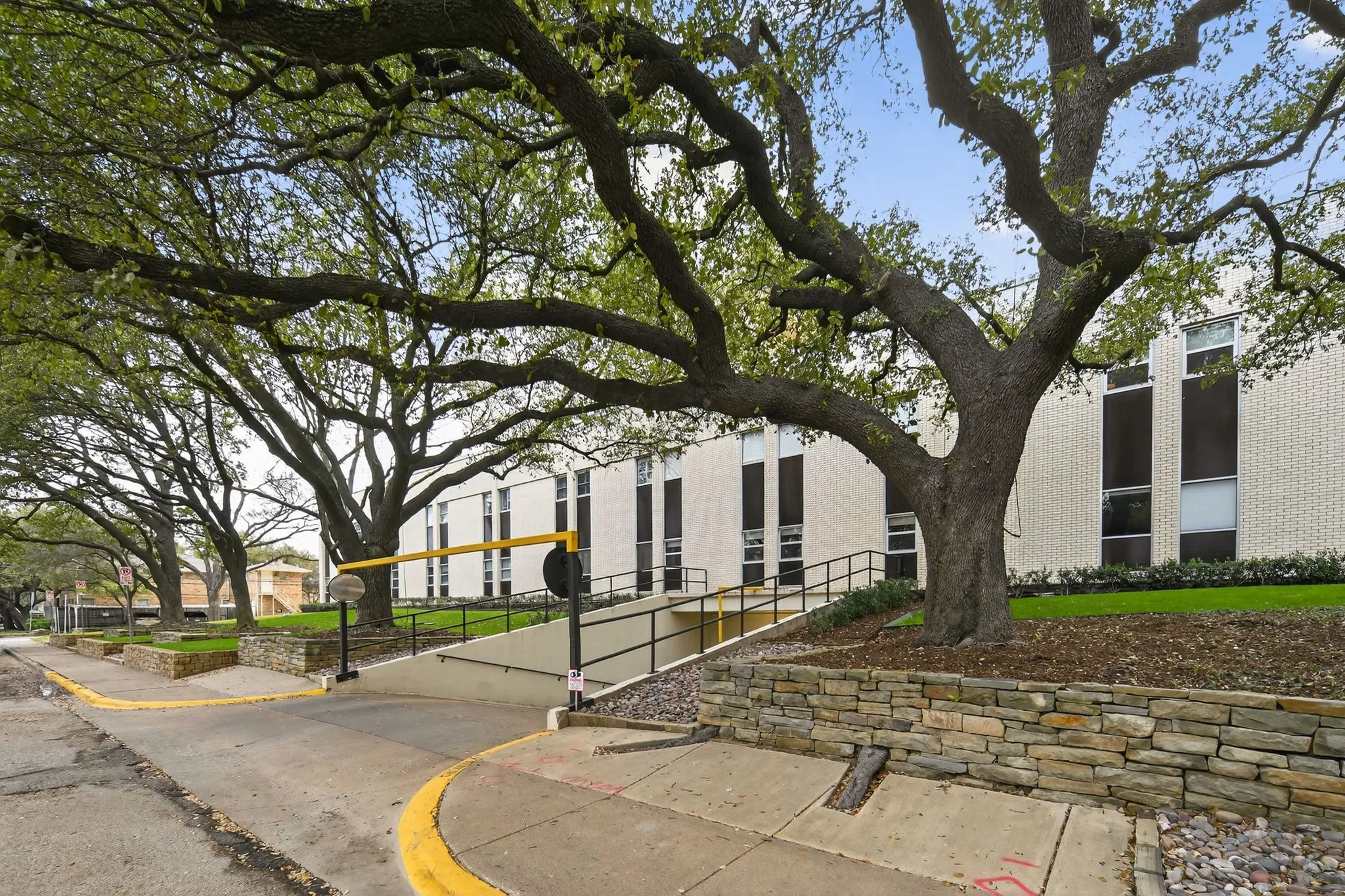 Condominium For Sale in Dallas County , 6211 W Northwest Highway G811, Dallas, Texas 75225, 1 Bedroom, 1 Bathroom, 1 Garage spaces, 758 Sqft, built in 1966, Preowned, mls#21200312, Real Estate Agent in Dallas, Homes For Sale in Dallas county, Homes For Sale in Dallas, Realtor in Dallas Texas, Real Estate Brokerage Independent Realty Texas, Luminita Cordes Realtor