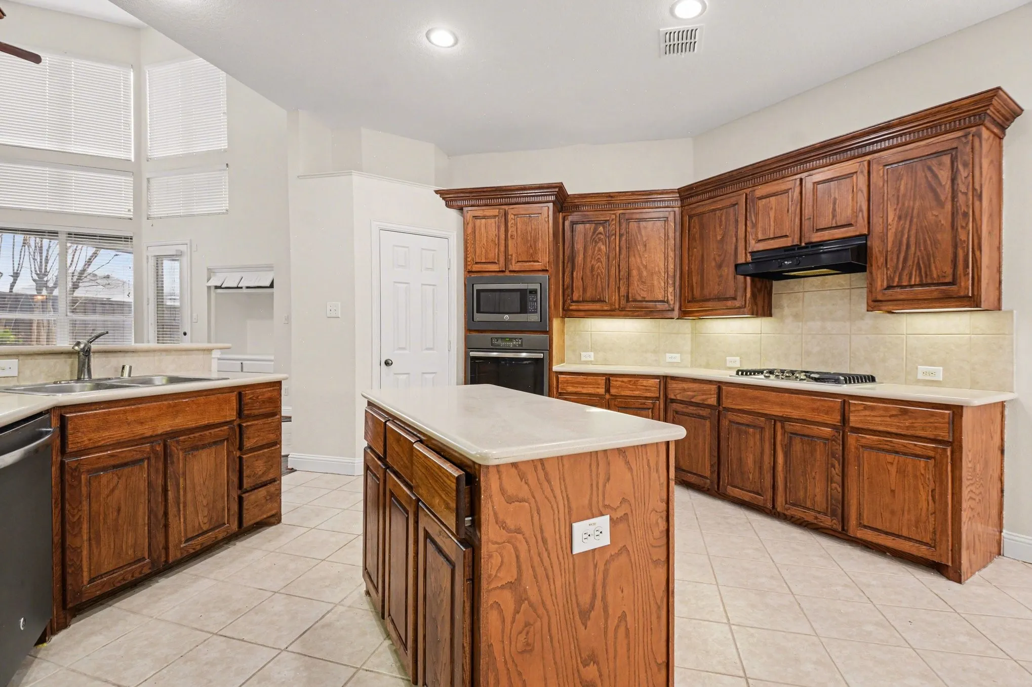 Single Family Residence For Sale in Collin County , 8709 Havant Lane, Plano, Texas 75024, 5 Bedroom, 3 Bathroom, 2 Garage spaces, 3,479 Sqft, built in 2001, Preowned, mls#21206397, Real Estate Agent in Plano, Homes For Sale in Collin county, Homes For Sale in Plano, Realtor in Plano Texas, Real Estate Brokerage Independent Realty Texas, Luminita Cordes Realtor