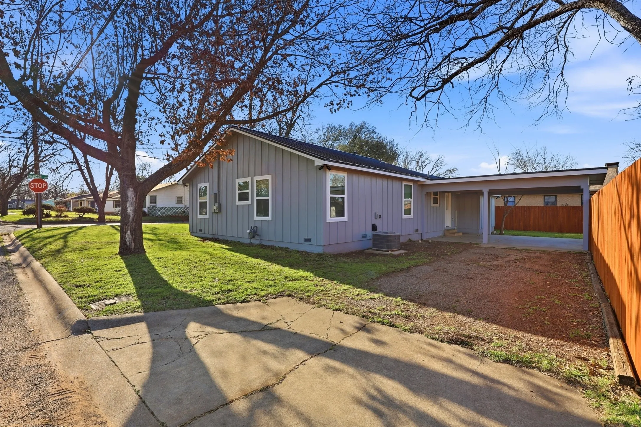 Single Family Residence For Sale in Johnson County , 502 Madison Street, Cleburne, Texas 76033, 3 Bedroom, 2 Bathroom, Garage spaces, 1,380 Sqft, built in 1983, Preowned, mls#21203529, Real Estate Agent in Cleburne, Homes For Sale in Johnson county, Homes For Sale in Cleburne, Realtor in Cleburne Texas, Real Estate Brokerage Independent Realty Texas, Luminita Cordes Realtor