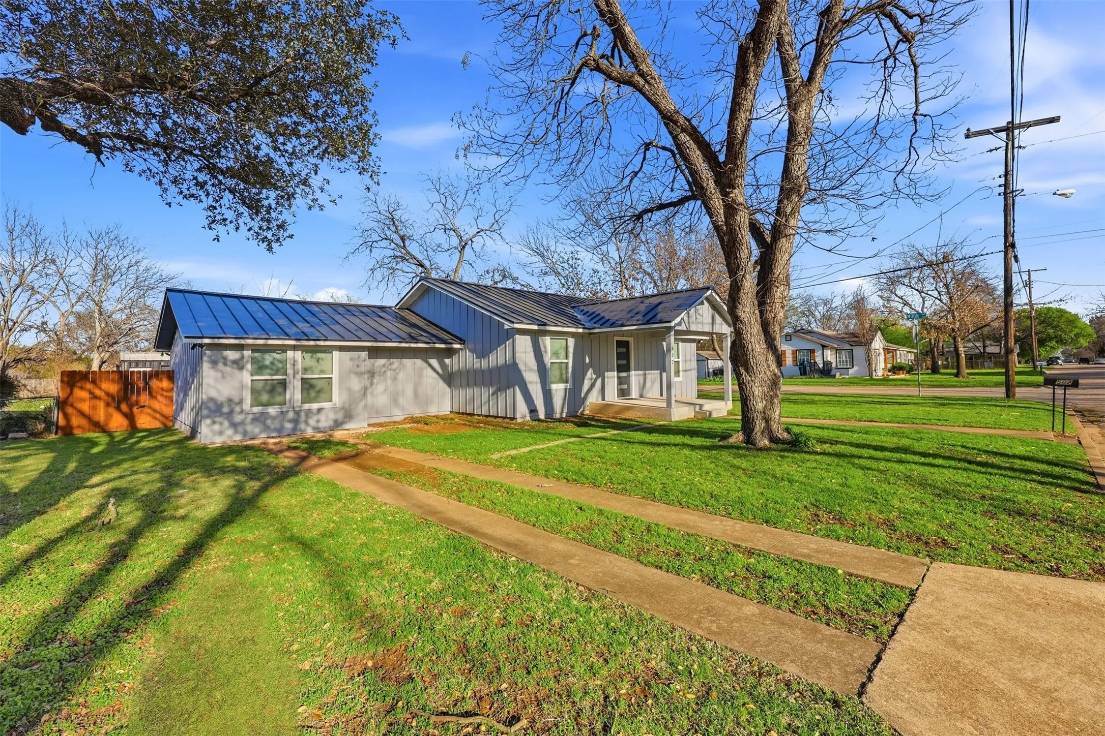 Single Family Residence For Sale in Johnson County , 502 Madison Street, Cleburne, Texas 76033, 3 Bedroom, 2 Bathroom, Garage spaces, 1,380 Sqft, built in 1983, Preowned, mls#21203529, Real Estate Agent in Cleburne, Homes For Sale in Johnson county, Homes For Sale in Cleburne, Realtor in Cleburne Texas, Real Estate Brokerage Independent Realty Texas, Luminita Cordes Realtor