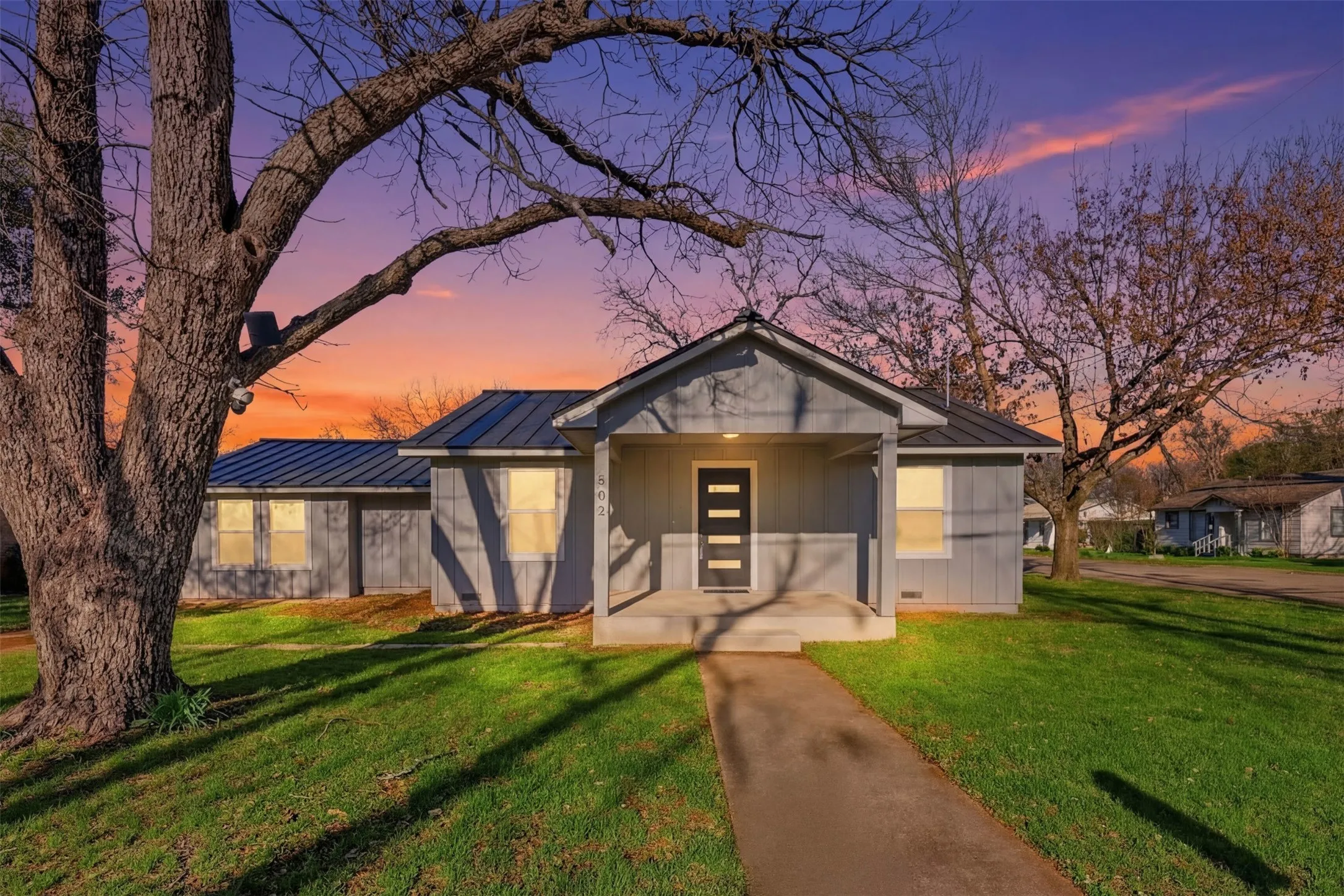 Single Family Residence For Sale in Johnson County , 502 Madison Street, Cleburne, Texas 76033, 3 Bedroom, 2 Bathroom, Garage spaces, 1,380 Sqft, built in 1983, Preowned, mls#21203529, Real Estate Agent in Cleburne, Homes For Sale in Johnson county, Homes For Sale in Cleburne, Realtor in Cleburne Texas, Real Estate Brokerage Independent Realty Texas, Luminita Cordes Realtor