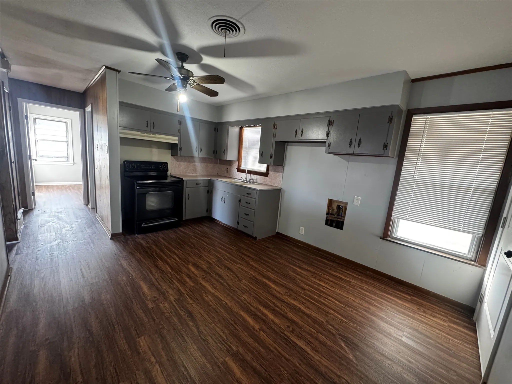Single Family Residence For Sale in Ellis County , 600 E 5th Street, Ferris, Texas 75125, 2 Bedroom, 1 Bathroom, 1 Garage spaces, 943 Sqft, built in 1969, mls#21207822, Real Estate Agent in Ferris, Homes For Sale in Ellis county, Homes For Sale in Ferris, Realtor in Ferris Texas, Real Estate Brokerage Independent Realty Texas, Luminita Cordes Realtor