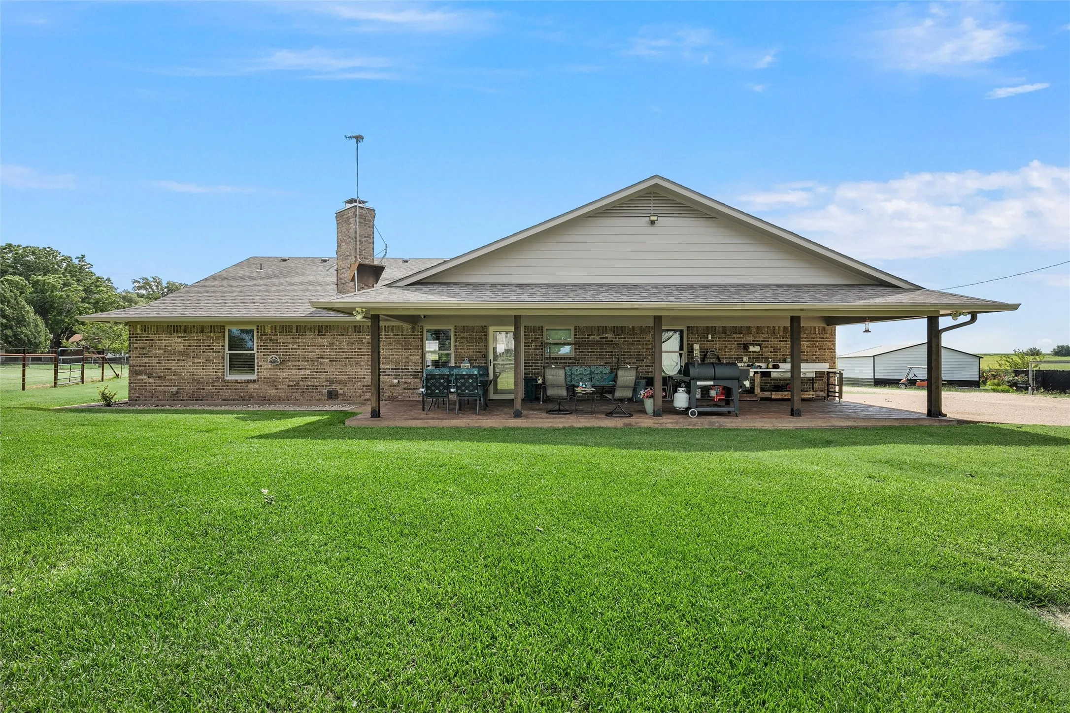 Single Family Residence For Sale in Mc Lennan County , 11541 Old Dallas Road, West, Texas 76691, 3 Bedroom, 2 Bathroom, 2 Garage spaces, 2,089 Sqft, built in 1986, mls#21182648, Real Estate Agent in West, Homes For Sale in Mc Lennan county, Homes For Sale in West, Realtor in West Texas, Real Estate Brokerage Independent Realty Texas, Luminita Cordes Realtor