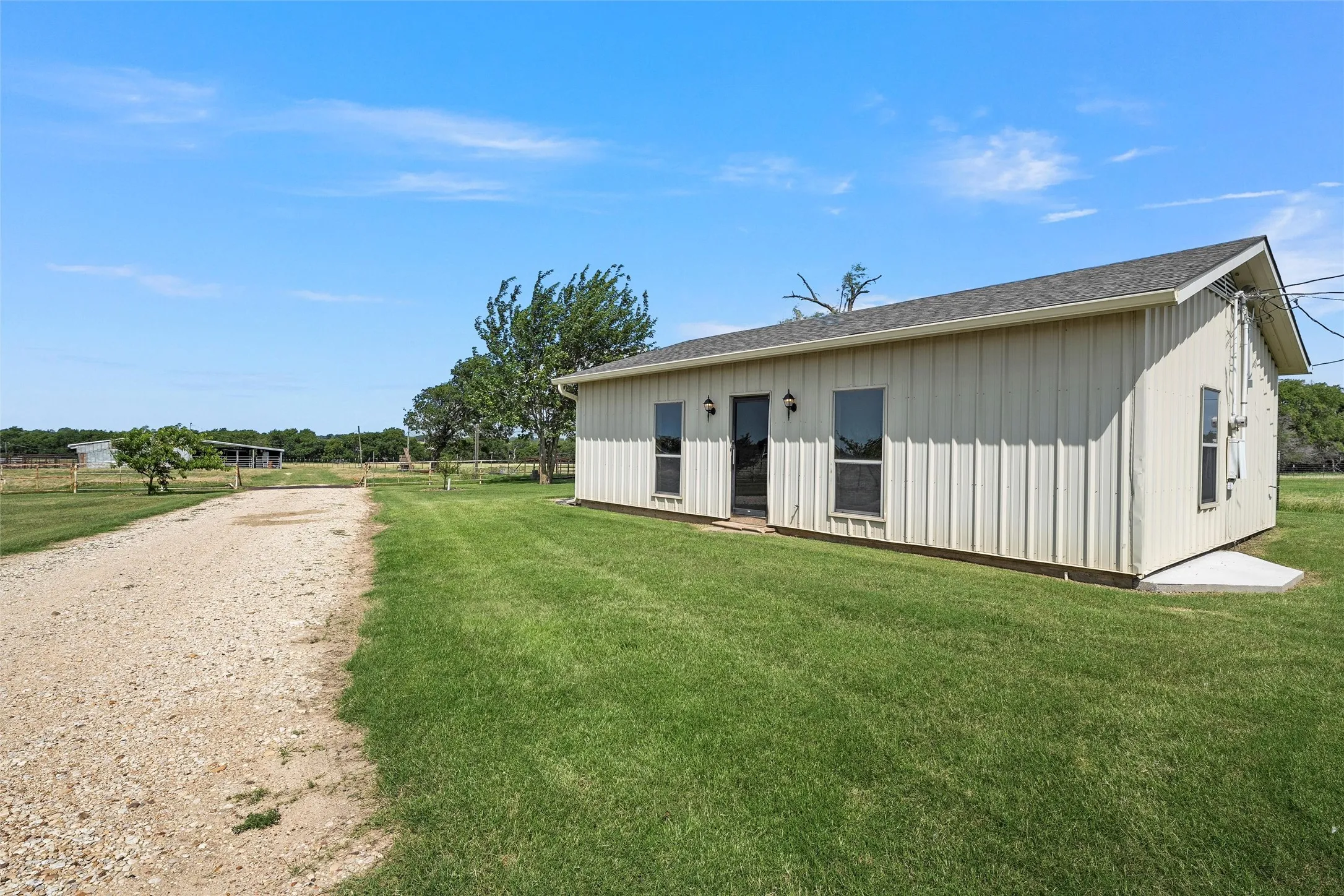 Single Family Residence For Sale in Mc Lennan County , 11541 Old Dallas Road, West, Texas 76691, 3 Bedroom, 2 Bathroom, 2 Garage spaces, 2,089 Sqft, built in 1986, mls#21182648, Real Estate Agent in West, Homes For Sale in Mc Lennan county, Homes For Sale in West, Realtor in West Texas, Real Estate Brokerage Independent Realty Texas, Luminita Cordes Realtor