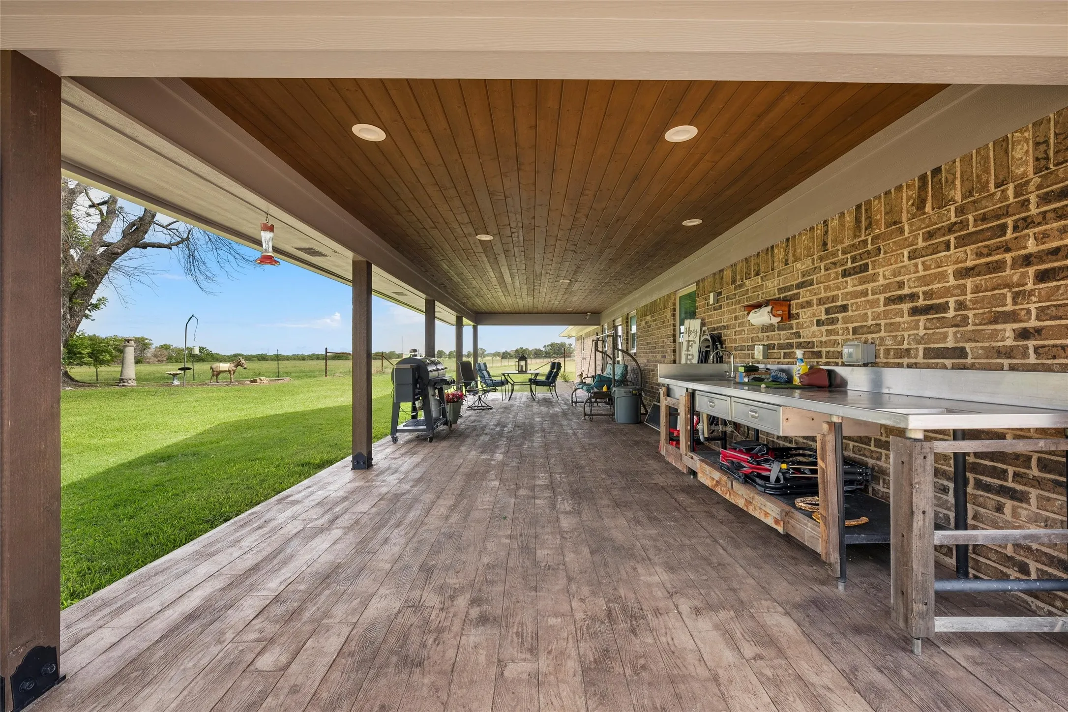 Single Family Residence For Sale in Mc Lennan County , 11541 Old Dallas Road, West, Texas 76691, 3 Bedroom, 2 Bathroom, 2 Garage spaces, 2,089 Sqft, built in 1986, mls#21182648, Real Estate Agent in West, Homes For Sale in Mc Lennan county, Homes For Sale in West, Realtor in West Texas, Real Estate Brokerage Independent Realty Texas, Luminita Cordes Realtor