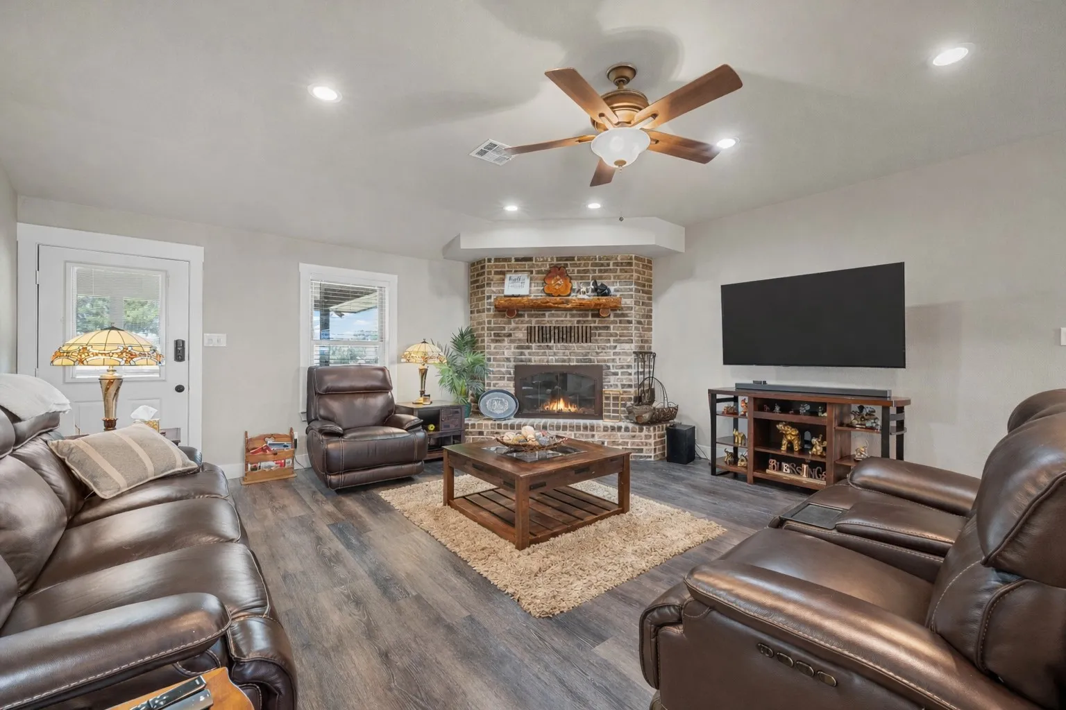 Single Family Residence For Sale in Mc Lennan County , 11541 Old Dallas Road, West, Texas 76691, 3 Bedroom, 2 Bathroom, 2 Garage spaces, 2,089 Sqft, built in 1986, mls#21182648, Real Estate Agent in West, Homes For Sale in Mc Lennan county, Homes For Sale in West, Realtor in West Texas, Real Estate Brokerage Independent Realty Texas, Luminita Cordes Realtor