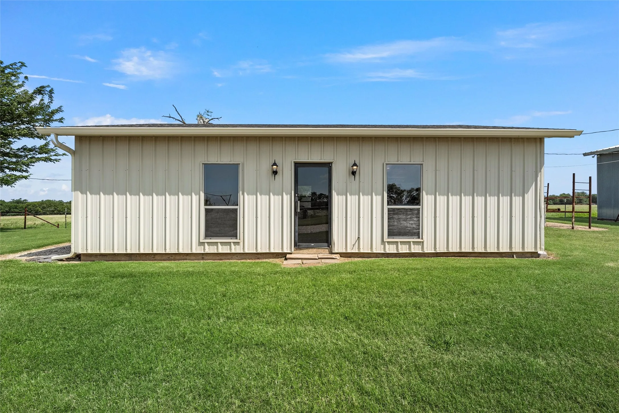 Single Family Residence For Sale in Mc Lennan County , 11541 Old Dallas Road, West, Texas 76691, 3 Bedroom, 2 Bathroom, 2 Garage spaces, 2,089 Sqft, built in 1986, mls#21182648, Real Estate Agent in West, Homes For Sale in Mc Lennan county, Homes For Sale in West, Realtor in West Texas, Real Estate Brokerage Independent Realty Texas, Luminita Cordes Realtor