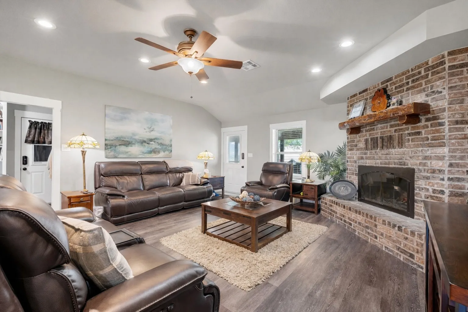 Single Family Residence For Sale in Mc Lennan County , 11541 Old Dallas Road, West, Texas 76691, 3 Bedroom, 2 Bathroom, 2 Garage spaces, 2,089 Sqft, built in 1986, mls#21182648, Real Estate Agent in West, Homes For Sale in Mc Lennan county, Homes For Sale in West, Realtor in West Texas, Real Estate Brokerage Independent Realty Texas, Luminita Cordes Realtor