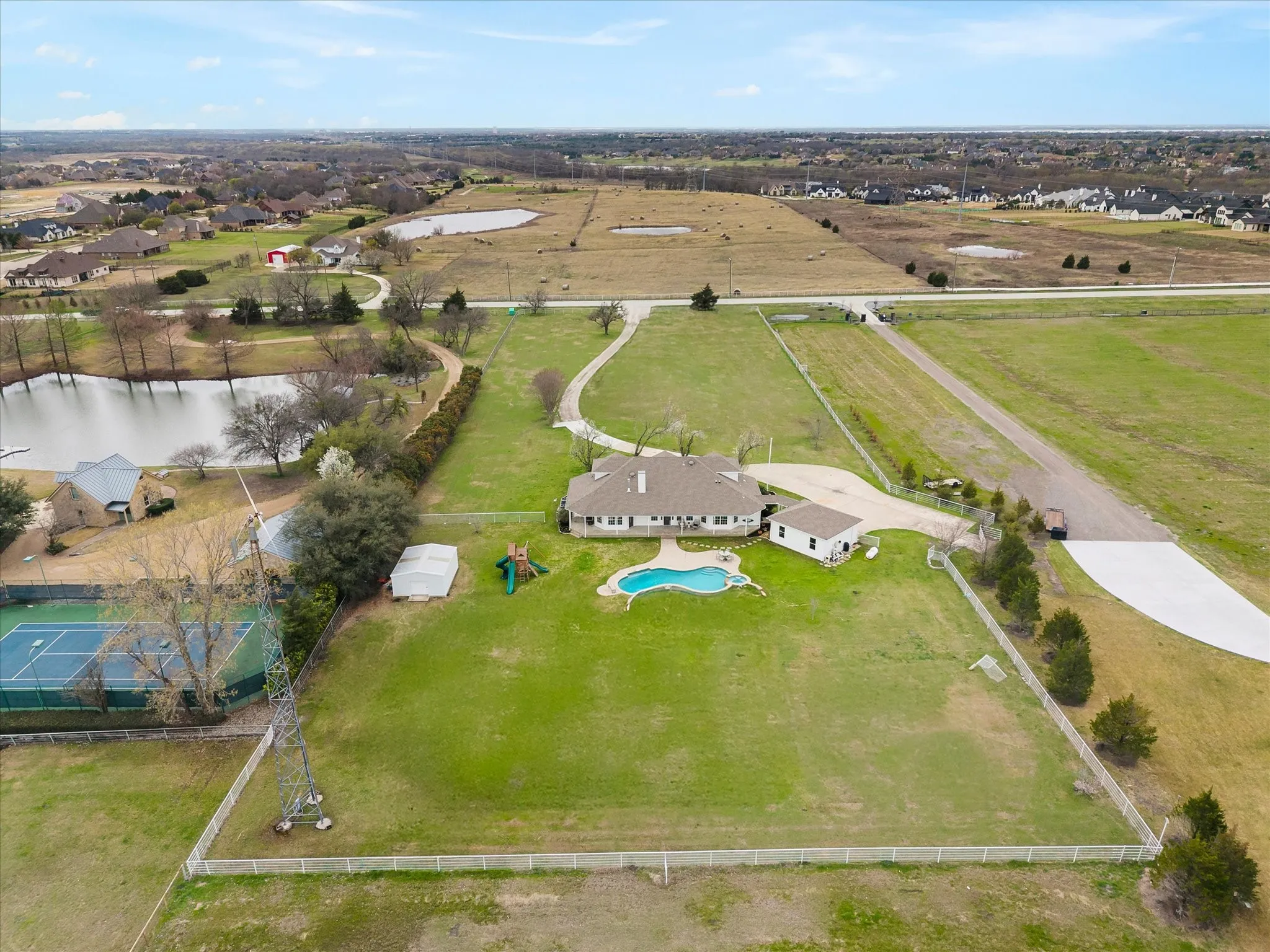 Single Family Residence For Sale in Rockwall County , 499 Mcdonald Road, Rockwall, Texas 75032, 3 Bedroom, 3 Bathroom, 2 Garage spaces, 2,636 Sqft, built in 1998, Preowned, mls#21203058, Real Estate Agent in Rockwall, Homes For Sale in Rockwall county, Homes For Sale in Rockwall, Realtor in Rockwall Texas, Real Estate Brokerage Independent Realty Texas, Luminita Cordes Realtor