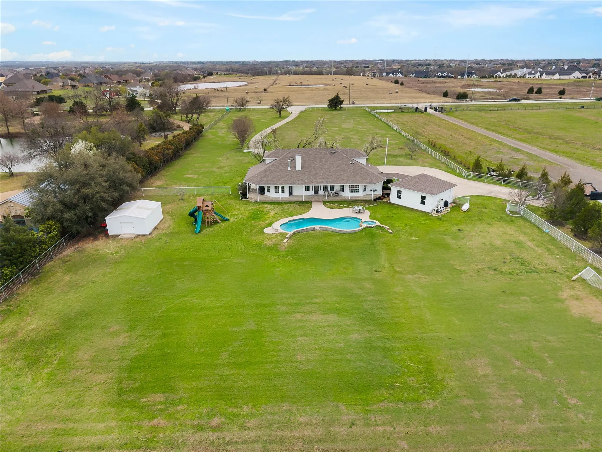 Single Family Residence For Sale in Rockwall County , 499 Mcdonald Road, Rockwall, Texas 75032, 3 Bedroom, 3 Bathroom, 2 Garage spaces, 2,636 Sqft, built in 1998, Preowned, mls#21203058, Real Estate Agent in Rockwall, Homes For Sale in Rockwall county, Homes For Sale in Rockwall, Realtor in Rockwall Texas, Real Estate Brokerage Independent Realty Texas, Luminita Cordes Realtor