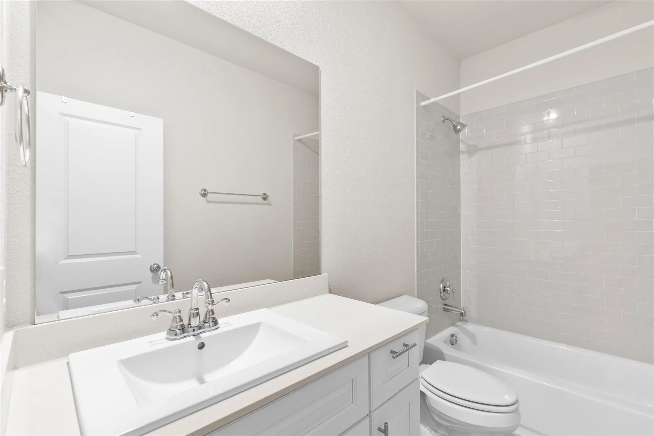 Full Bathroom w/Quartz countertop - 2nd​​‌​​​​‌​​‌‌​‌‌​​​‌‌​‌​‌​‌​​​‌​​ Floor