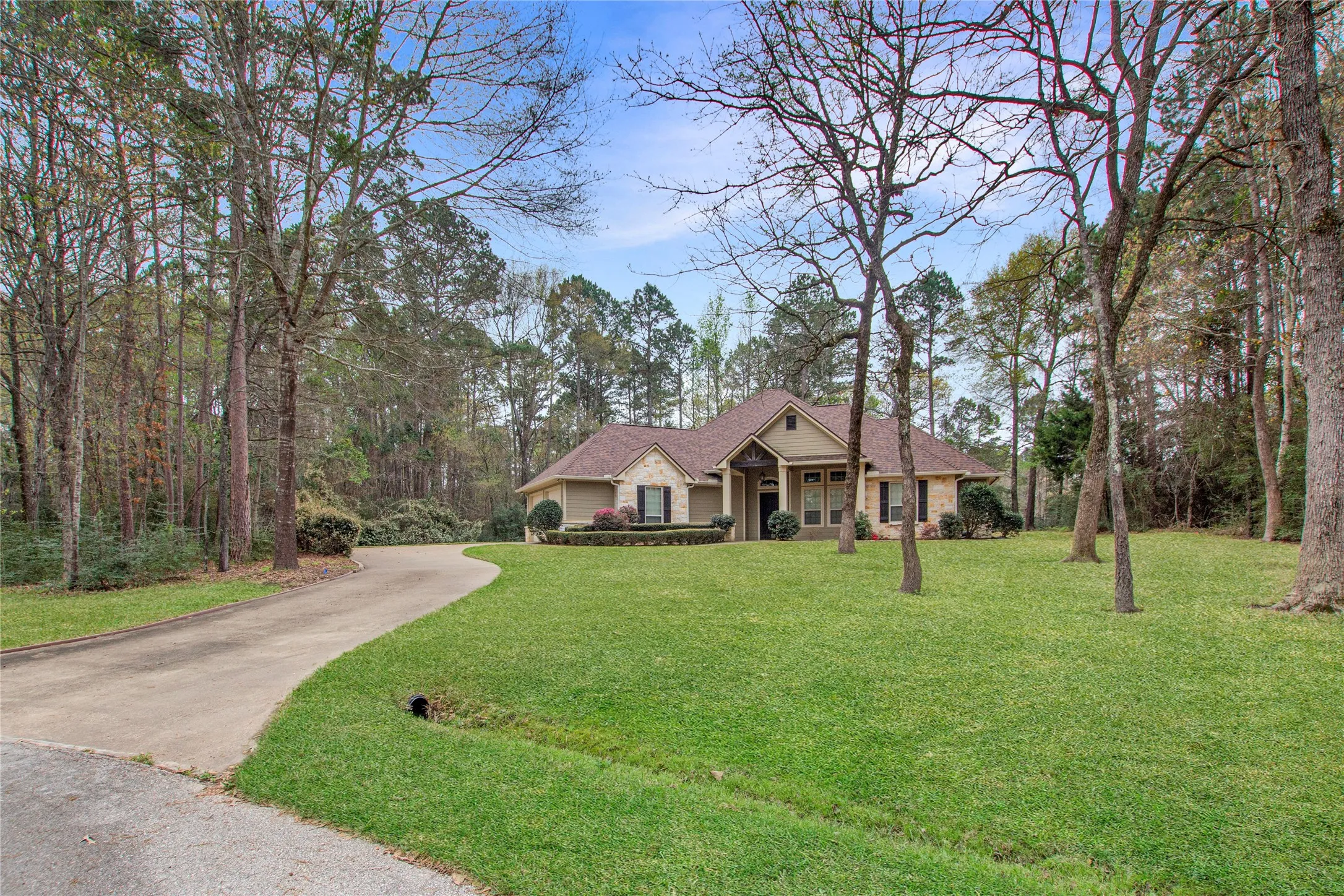 Single Family Residence For Sale in Smith County , 15207 Maple Leaf Court, Tyler, Texas 75707, 3 Bedroom, 2 Bathroom, 2 Garage spaces, 1,863 Sqft, built in 2011, Preowned, mls#21202458, Real Estate Agent in Tyler, Homes For Sale in Smith county, Homes For Sale in Tyler, Realtor in Tyler Texas, Real Estate Brokerage Independent Realty Texas, Luminita Cordes Realtor