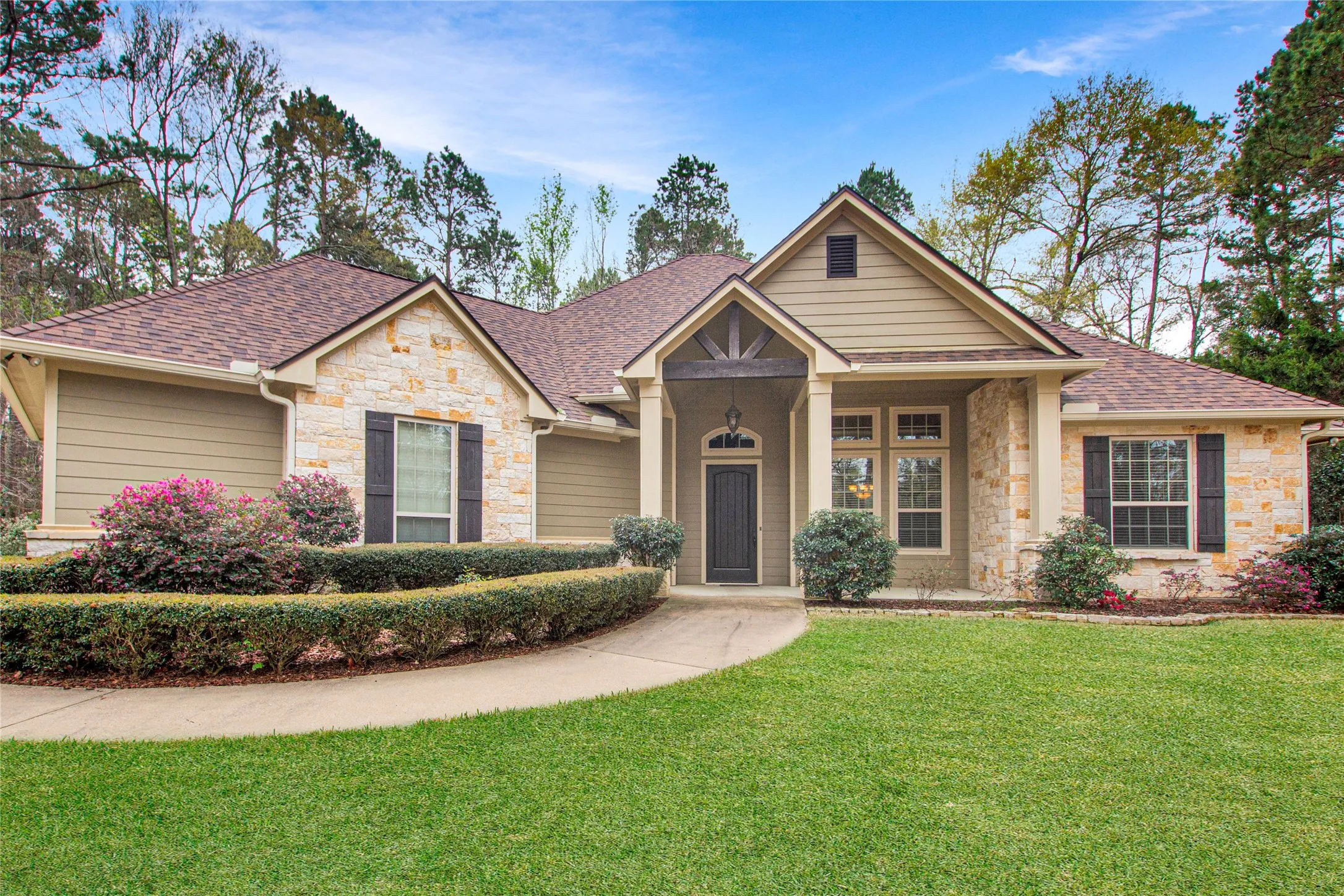 Single Family Residence For Sale in Smith County , 15207 Maple Leaf Court, Tyler, Texas 75707, 3 Bedroom, 2 Bathroom, 2 Garage spaces, 1,863 Sqft, built in 2011, Preowned, mls#21202458, Real Estate Agent in Tyler, Homes For Sale in Smith county, Homes For Sale in Tyler, Realtor in Tyler Texas, Real Estate Brokerage Independent Realty Texas, Luminita Cordes Realtor