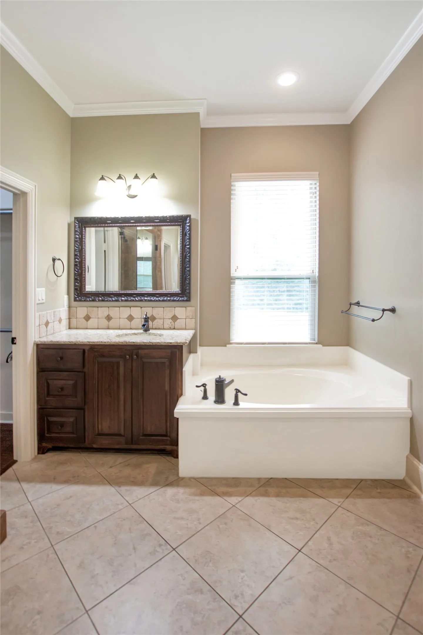 Single Family Residence For Sale in Smith County , 15207 Maple Leaf Court, Tyler, Texas 75707, 3 Bedroom, 2 Bathroom, 2 Garage spaces, 1,863 Sqft, built in 2011, Preowned, mls#21202458, Real Estate Agent in Tyler, Homes For Sale in Smith county, Homes For Sale in Tyler, Realtor in Tyler Texas, Real Estate Brokerage Independent Realty Texas, Luminita Cordes Realtor