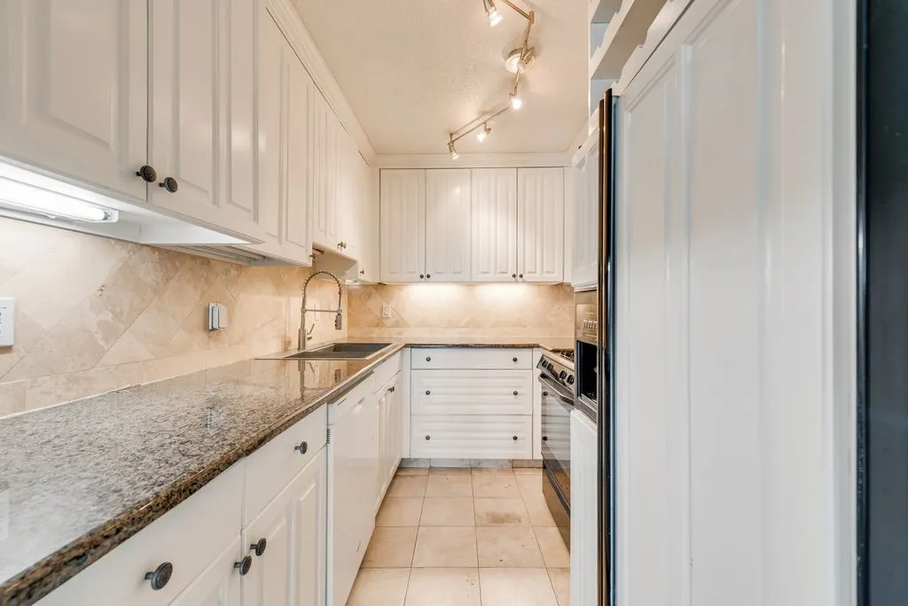 Condominium For Sale in Dallas County , 3883 Turtle Creek Boulevard 2014, Dallas, Texas 75219, 2 Bedroom, 2 Bathroom, 2 Garage spaces, 1,287 Sqft, built in 1963, Preowned, mls#21203792, Real Estate Agent in Dallas, Homes For Sale in Dallas county, Homes For Sale in Dallas, Realtor in Dallas Texas, Real Estate Brokerage Independent Realty Texas, Luminita Cordes Realtor