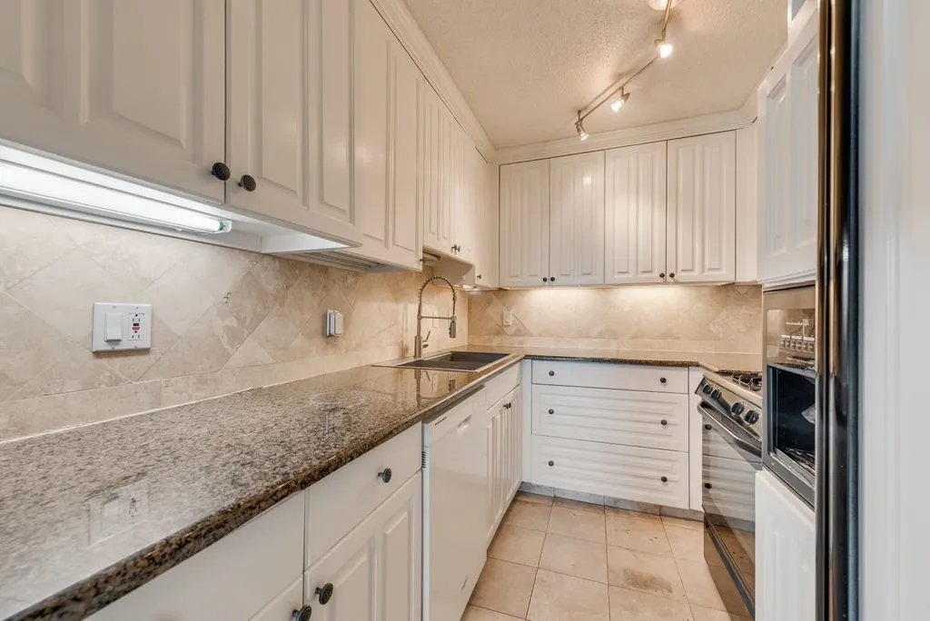 Condominium For Sale in Dallas County , 3883 Turtle Creek Boulevard 2014, Dallas, Texas 75219, 2 Bedroom, 2 Bathroom, 2 Garage spaces, 1,287 Sqft, built in 1963, Preowned, mls#21203792, Real Estate Agent in Dallas, Homes For Sale in Dallas county, Homes For Sale in Dallas, Realtor in Dallas Texas, Real Estate Brokerage Independent Realty Texas, Luminita Cordes Realtor