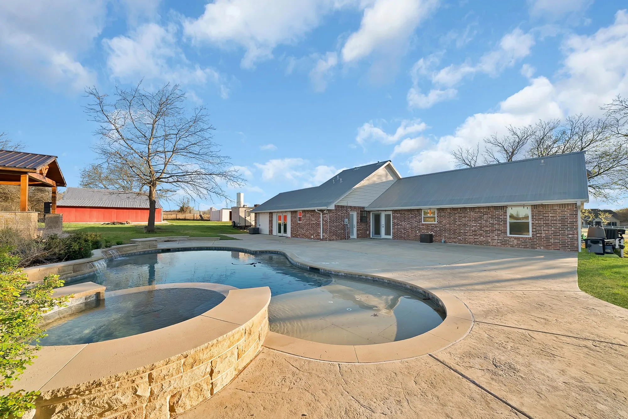 Relaxing pool / spa with a patio area