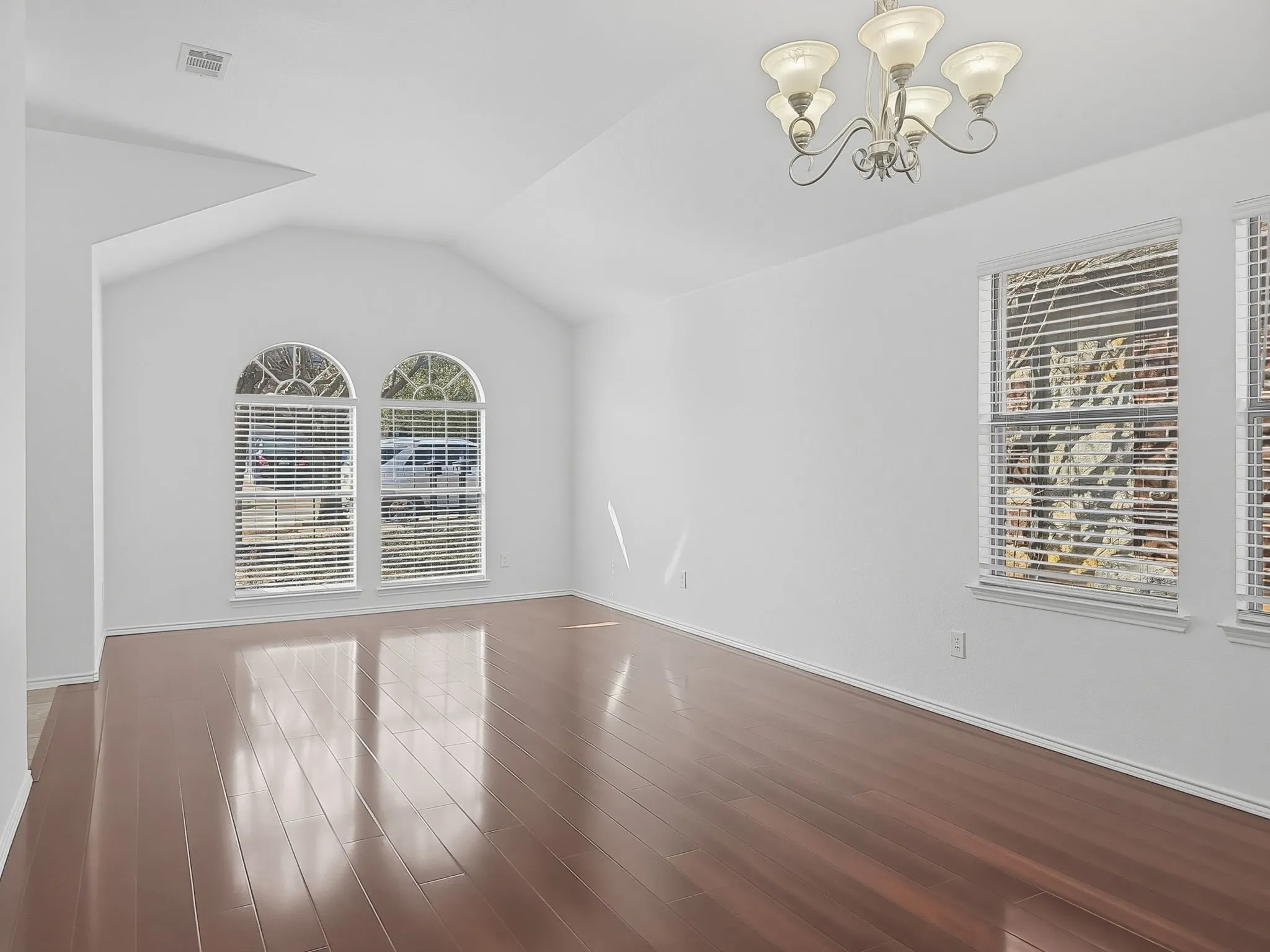 Single Family Residence For Sale in Denton County , 3321 Capetown Drive, Denton, Texas 76208, 4 Bedroom, 2 Bathroom, 2 Garage spaces, 2,161 Sqft, built in 2010, Preowned, mls#21200050, Real Estate Agent in Denton, Homes For Sale in Denton county, Homes For Sale in Denton, Realtor in Denton Texas, Real Estate Brokerage Independent Realty Texas, Luminita Cordes Realtor