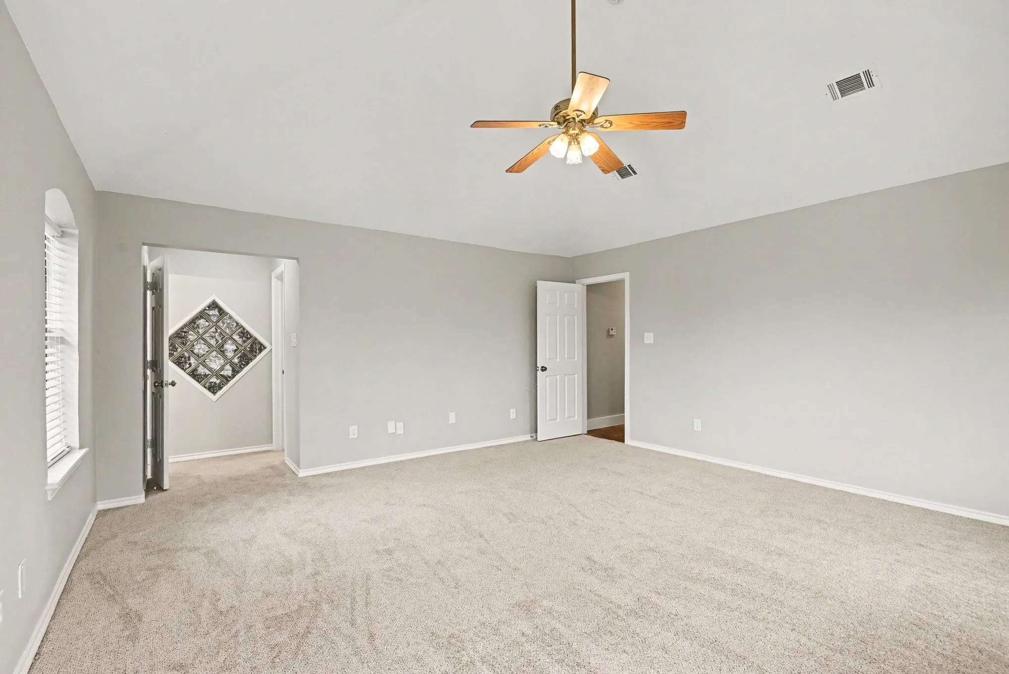 Single Family Residence For Sale in Tarrant County , 10101 Round Hill Road, Fort Worth, Texas 76131, 4 Bedroom, 5 Bathroom, Garage spaces, 3,630 Sqft, built in 1998, Preowned, mls#21208112, Real Estate Agent in Fort Worth, Homes For Sale in Tarrant county, Homes For Sale in Fort Worth, Realtor in Fort Worth Texas, Real Estate Brokerage Independent Realty Texas, Luminita Cordes Realtor
