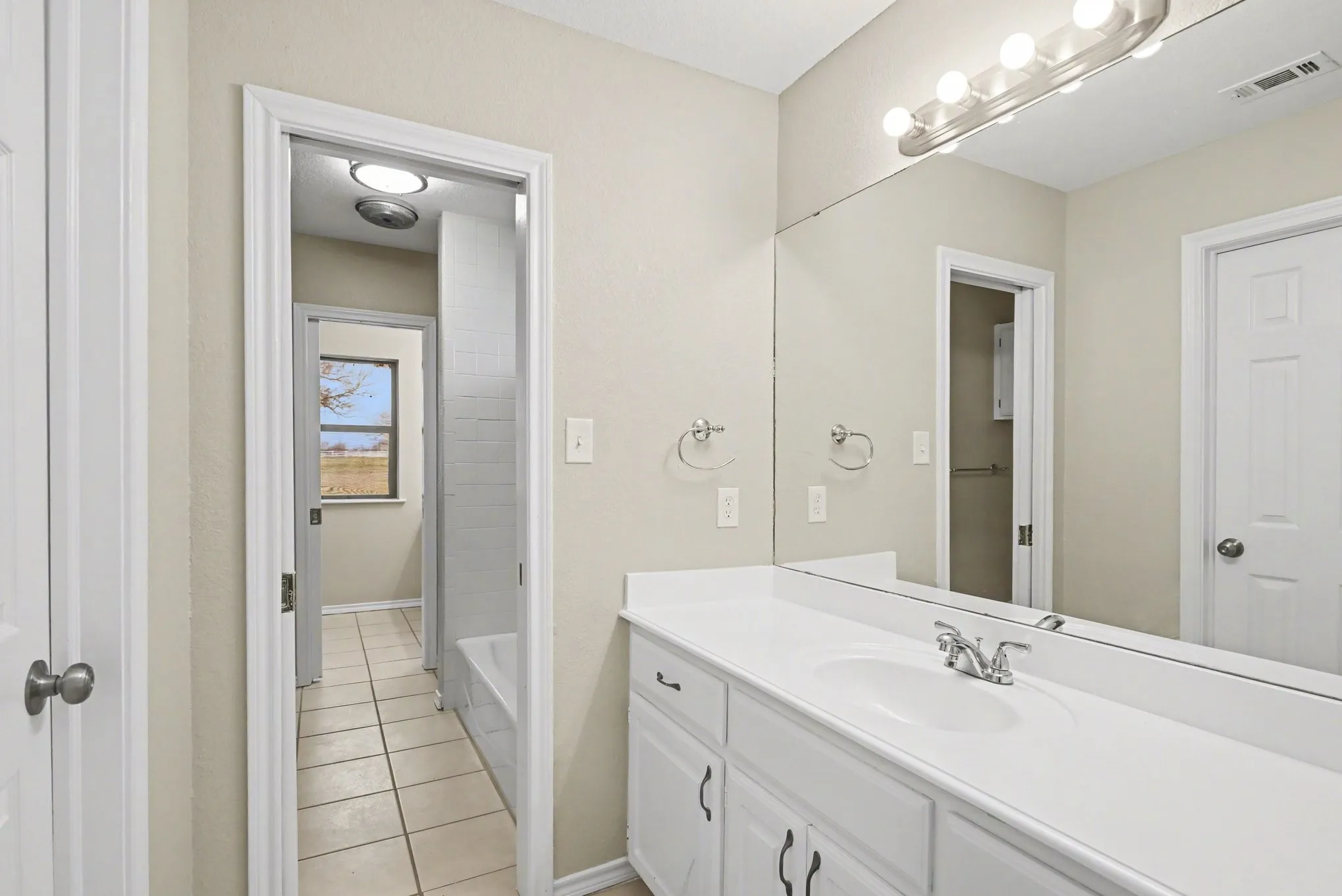 Single Family Residence For Sale in Tarrant County , 10101 Round Hill Road, Fort Worth, Texas 76131, 4 Bedroom, 5 Bathroom, Garage spaces, 3,630 Sqft, built in 1998, Preowned, mls#21208112, Real Estate Agent in Fort Worth, Homes For Sale in Tarrant county, Homes For Sale in Fort Worth, Realtor in Fort Worth Texas, Real Estate Brokerage Independent Realty Texas, Luminita Cordes Realtor