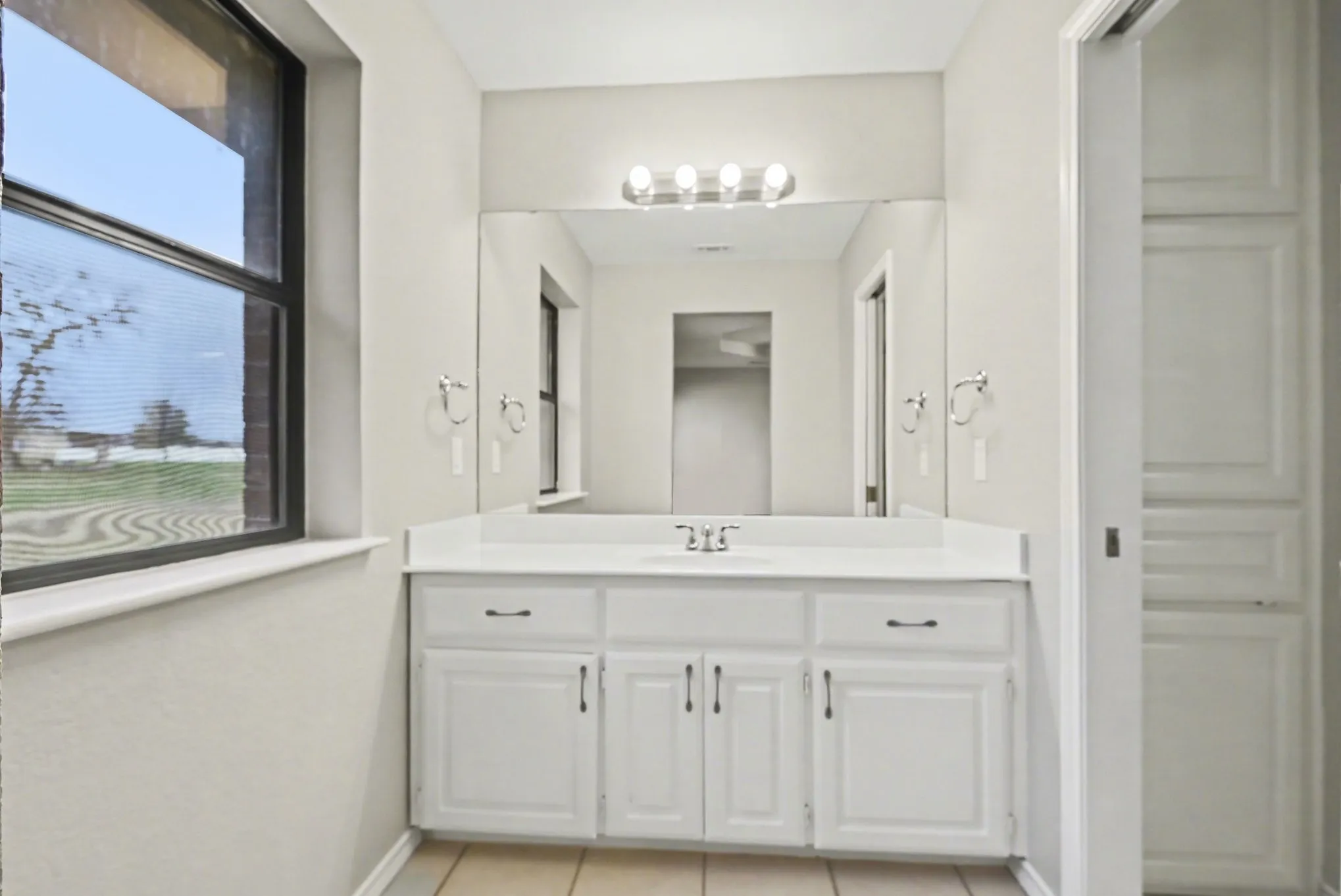 Single Family Residence For Sale in Tarrant County , 10101 Round Hill Road, Fort Worth, Texas 76131, 4 Bedroom, 5 Bathroom, Garage spaces, 3,630 Sqft, built in 1998, Preowned, mls#21208112, Real Estate Agent in Fort Worth, Homes For Sale in Tarrant county, Homes For Sale in Fort Worth, Realtor in Fort Worth Texas, Real Estate Brokerage Independent Realty Texas, Luminita Cordes Realtor