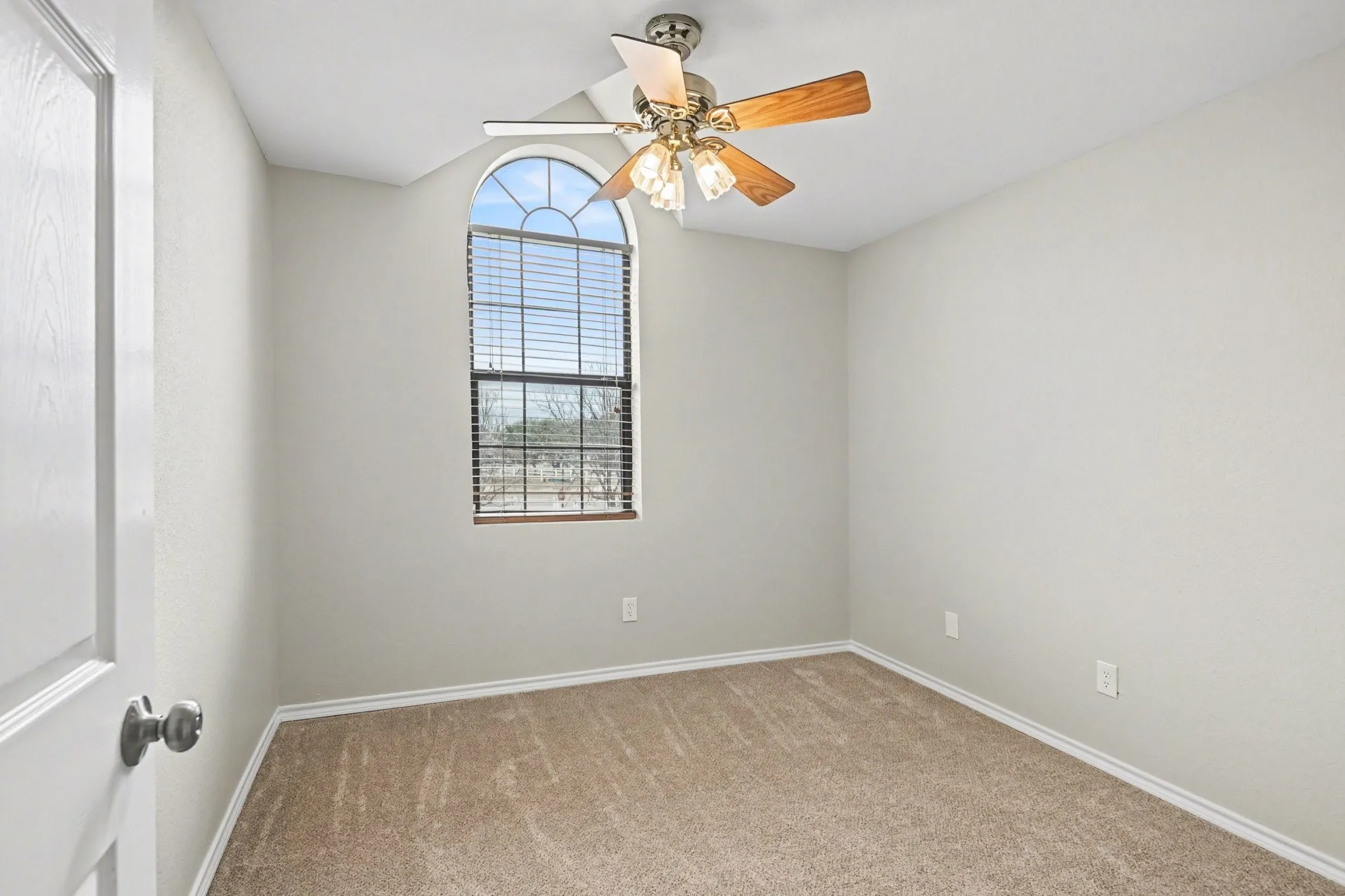 Single Family Residence For Sale in Tarrant County , 10101 Round Hill Road, Fort Worth, Texas 76131, 4 Bedroom, 5 Bathroom, Garage spaces, 3,630 Sqft, built in 1998, Preowned, mls#21208112, Real Estate Agent in Fort Worth, Homes For Sale in Tarrant county, Homes For Sale in Fort Worth, Realtor in Fort Worth Texas, Real Estate Brokerage Independent Realty Texas, Luminita Cordes Realtor