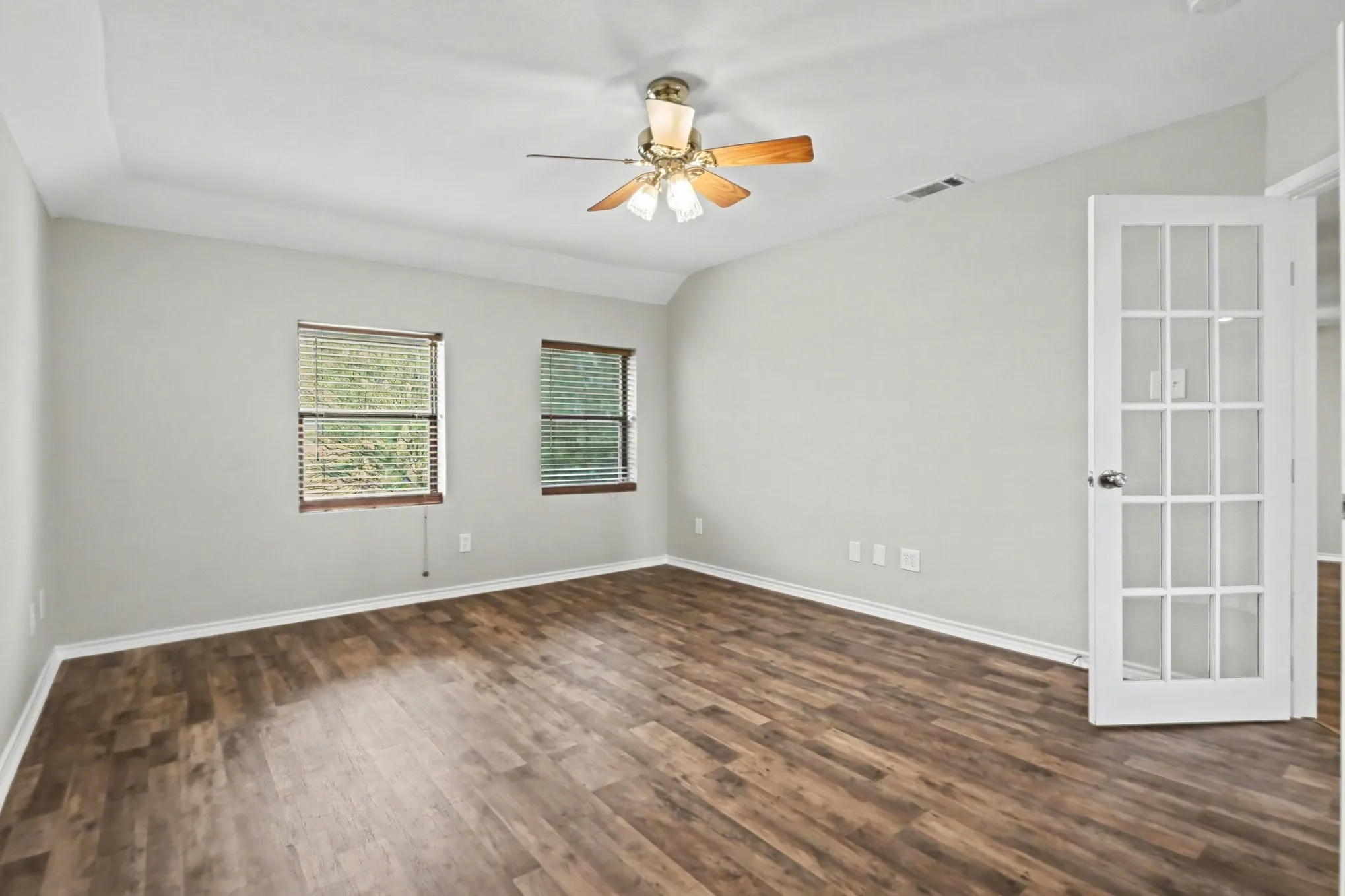 Single Family Residence For Sale in Tarrant County , 10101 Round Hill Road, Fort Worth, Texas 76131, 4 Bedroom, 5 Bathroom, Garage spaces, 3,630 Sqft, built in 1998, Preowned, mls#21208112, Real Estate Agent in Fort Worth, Homes For Sale in Tarrant county, Homes For Sale in Fort Worth, Realtor in Fort Worth Texas, Real Estate Brokerage Independent Realty Texas, Luminita Cordes Realtor