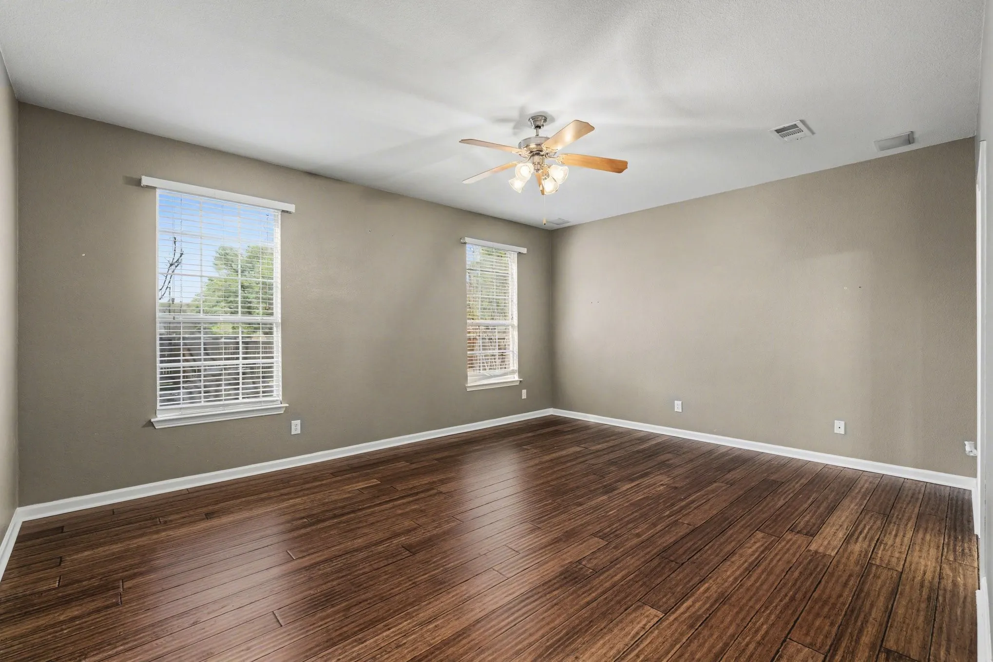 Single Family Residence For Sale in Denton County , 2109 Glen Manor Road, Corinth, Texas 76208, 5 Bedroom, 5 Bathroom, 3 Garage spaces, 4,261 Sqft, built in 2005, Preowned, mls#21208111, Real Estate Agent in Corinth, Homes For Sale in Denton county, Homes For Sale in Corinth, Realtor in Corinth Texas, Real Estate Brokerage Independent Realty Texas, Luminita Cordes Realtor
