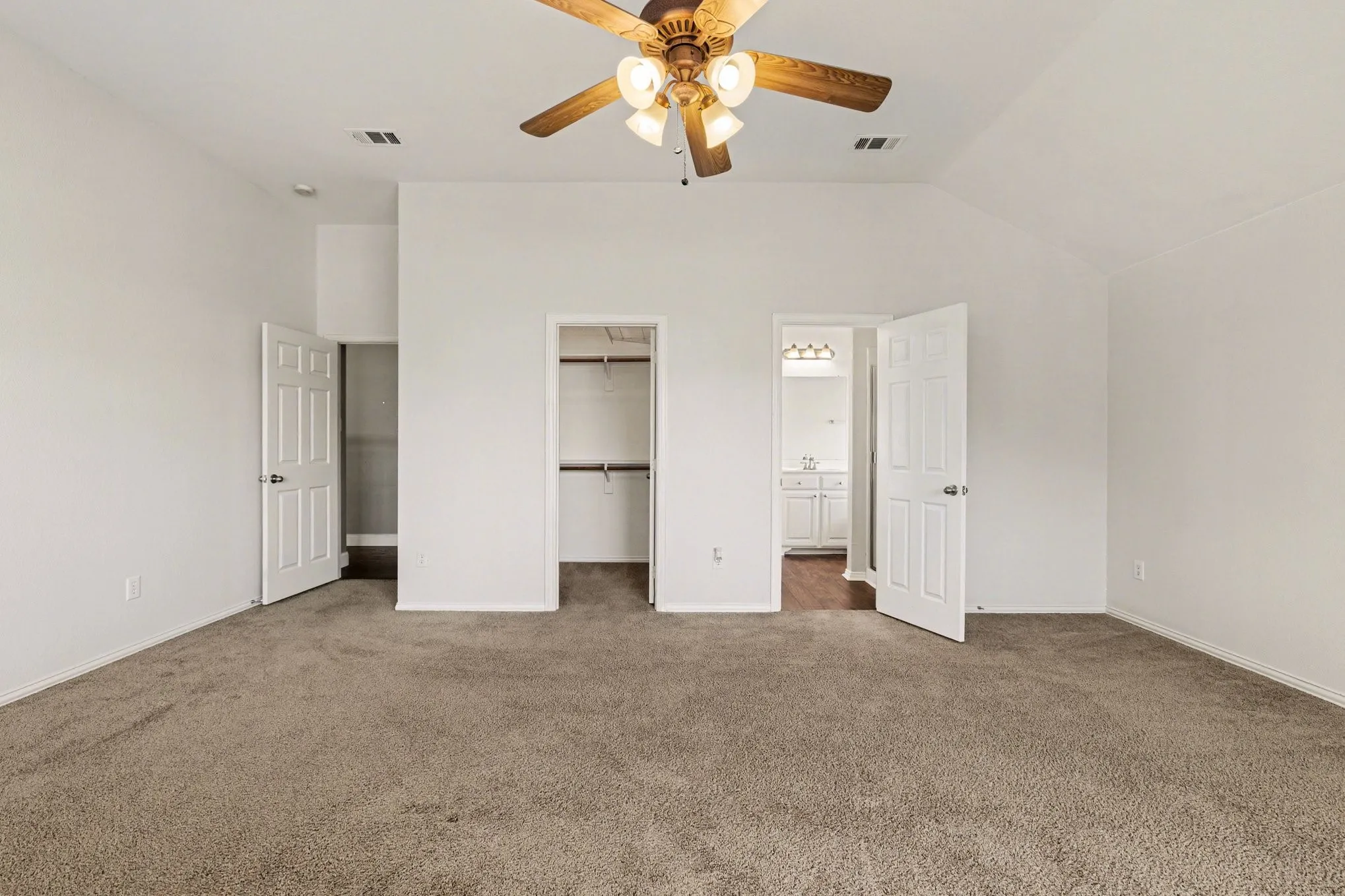Single Family Residence For Sale in Denton County , 2109 Glen Manor Road, Corinth, Texas 76208, 5 Bedroom, 5 Bathroom, 3 Garage spaces, 4,261 Sqft, built in 2005, Preowned, mls#21208111, Real Estate Agent in Corinth, Homes For Sale in Denton county, Homes For Sale in Corinth, Realtor in Corinth Texas, Real Estate Brokerage Independent Realty Texas, Luminita Cordes Realtor