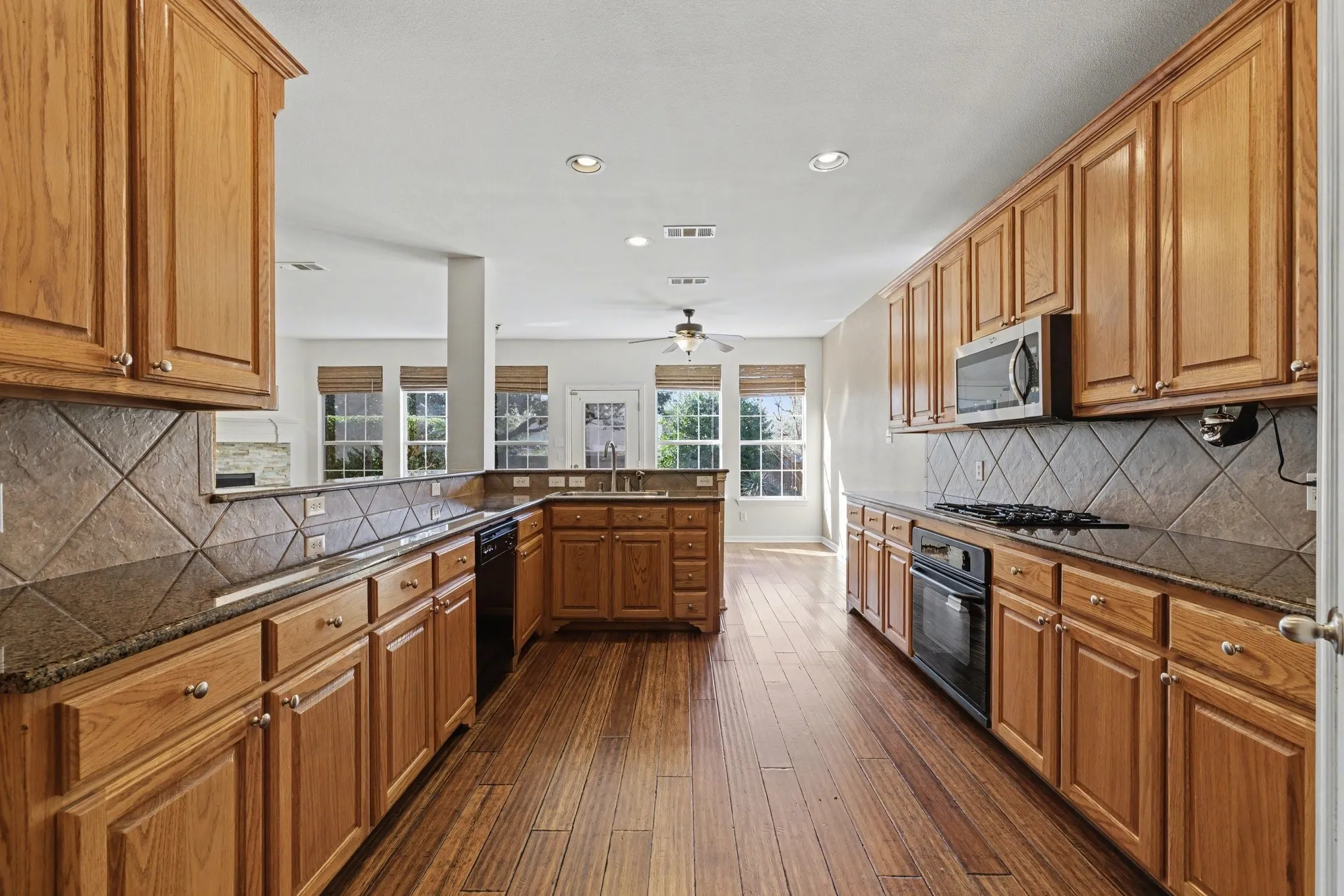Single Family Residence For Sale in Denton County , 2109 Glen Manor Road, Corinth, Texas 76208, 5 Bedroom, 5 Bathroom, 3 Garage spaces, 4,261 Sqft, built in 2005, Preowned, mls#21208111, Real Estate Agent in Corinth, Homes For Sale in Denton county, Homes For Sale in Corinth, Realtor in Corinth Texas, Real Estate Brokerage Independent Realty Texas, Luminita Cordes Realtor
