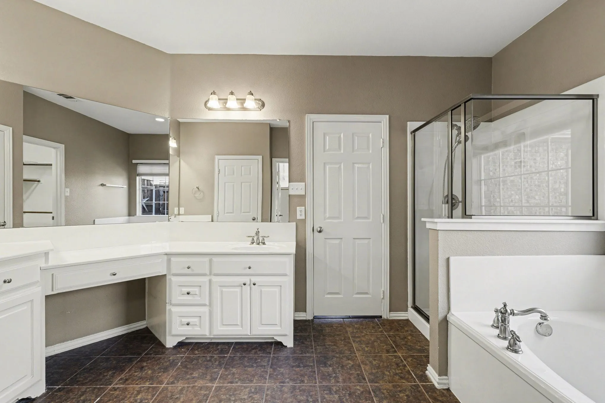 Single Family Residence For Sale in Denton County , 2109 Glen Manor Road, Corinth, Texas 76208, 5 Bedroom, 5 Bathroom, 3 Garage spaces, 4,261 Sqft, built in 2005, Preowned, mls#21208111, Real Estate Agent in Corinth, Homes For Sale in Denton county, Homes For Sale in Corinth, Realtor in Corinth Texas, Real Estate Brokerage Independent Realty Texas, Luminita Cordes Realtor