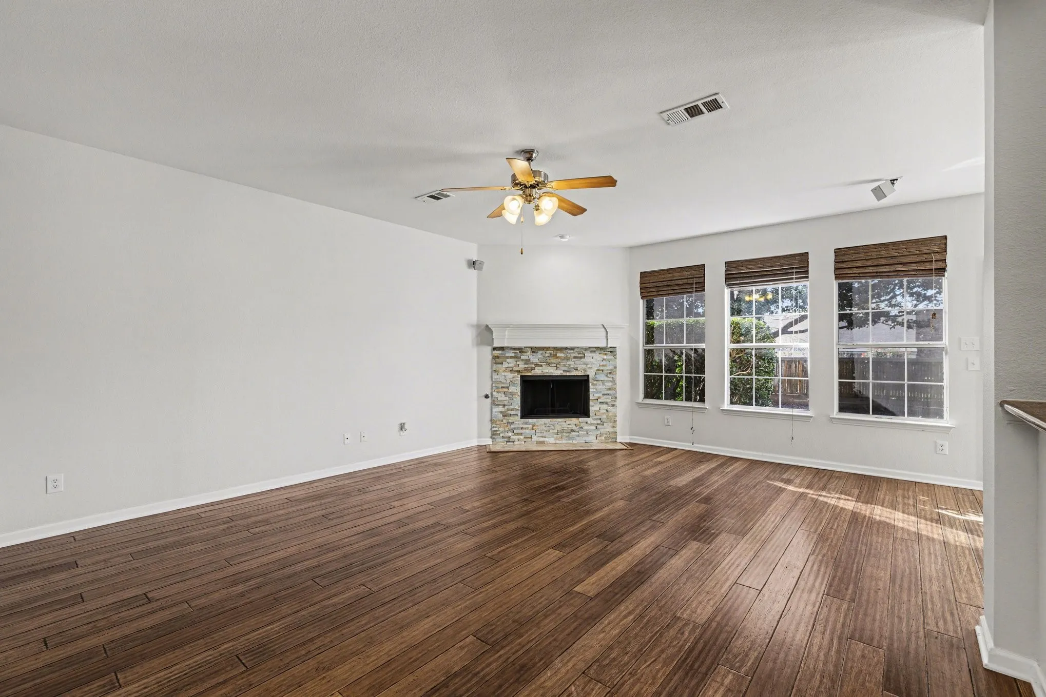 Single Family Residence For Sale in Denton County , 2109 Glen Manor Road, Corinth, Texas 76208, 5 Bedroom, 5 Bathroom, 3 Garage spaces, 4,261 Sqft, built in 2005, Preowned, mls#21208111, Real Estate Agent in Corinth, Homes For Sale in Denton county, Homes For Sale in Corinth, Realtor in Corinth Texas, Real Estate Brokerage Independent Realty Texas, Luminita Cordes Realtor