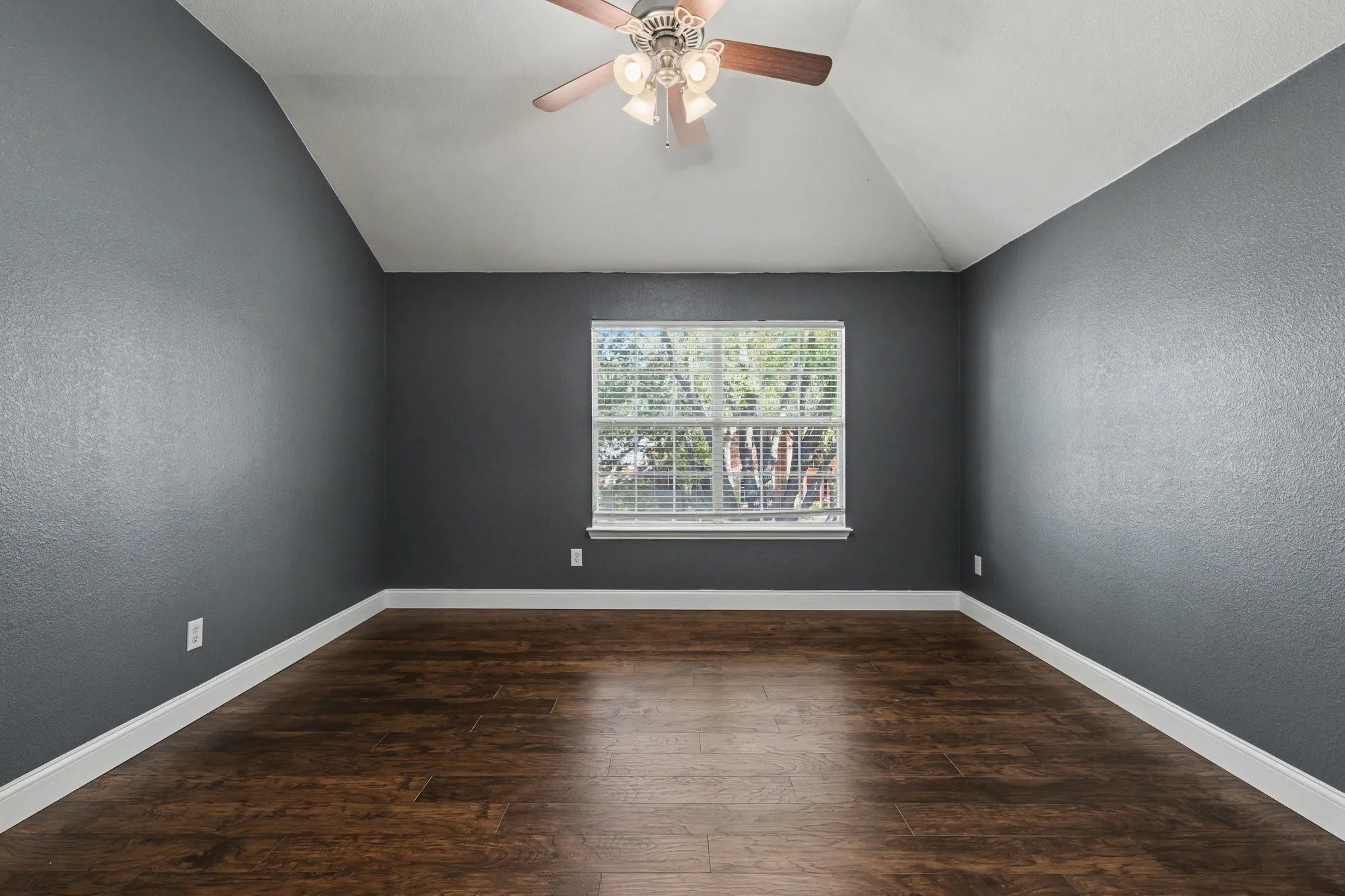 Single Family Residence For Sale in Denton County , 2109 Glen Manor Road, Corinth, Texas 76208, 5 Bedroom, 5 Bathroom, 3 Garage spaces, 4,261 Sqft, built in 2005, Preowned, mls#21208111, Real Estate Agent in Corinth, Homes For Sale in Denton county, Homes For Sale in Corinth, Realtor in Corinth Texas, Real Estate Brokerage Independent Realty Texas, Luminita Cordes Realtor