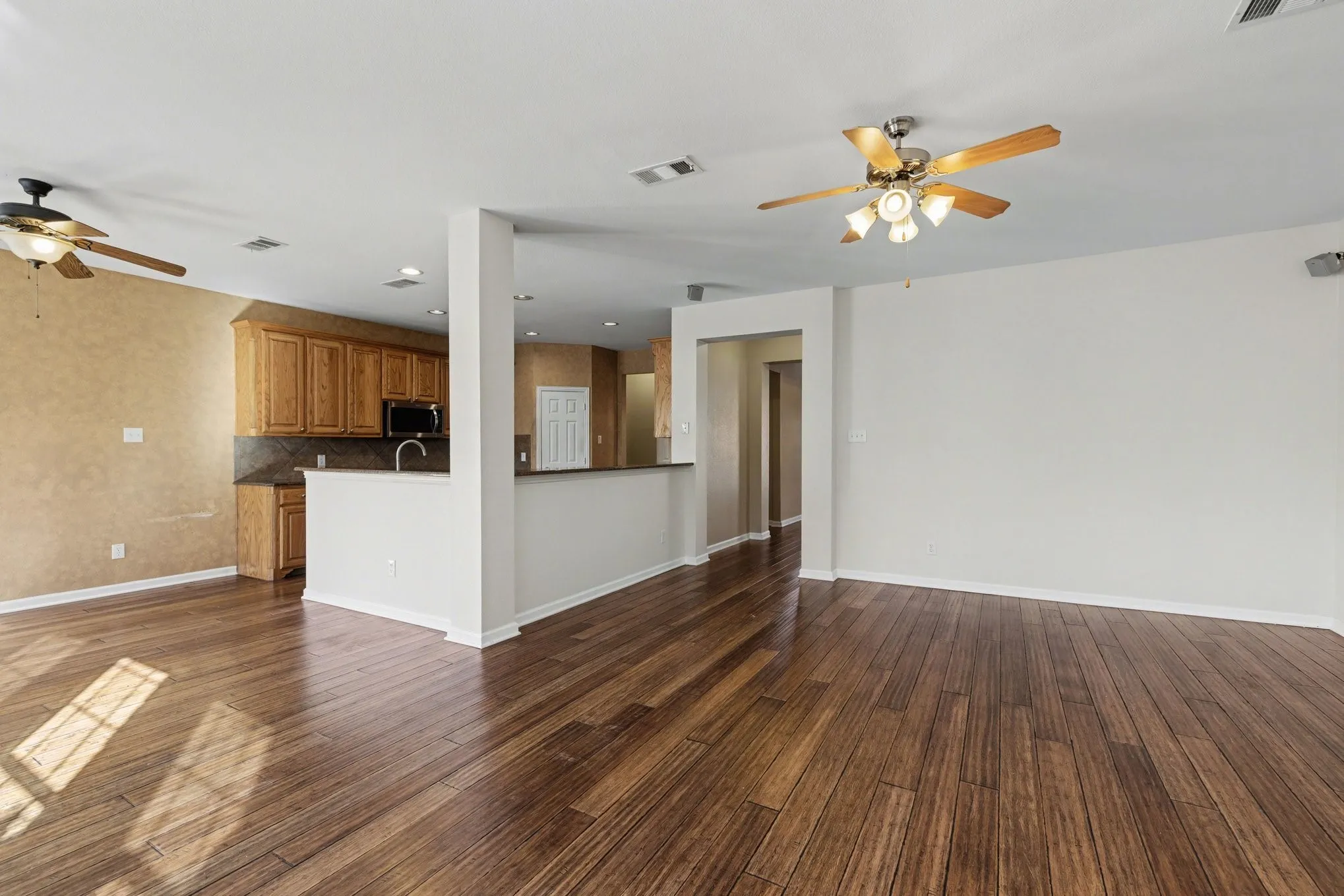 Single Family Residence For Sale in Denton County , 2109 Glen Manor Road, Corinth, Texas 76208, 5 Bedroom, 5 Bathroom, 3 Garage spaces, 4,261 Sqft, built in 2005, Preowned, mls#21208111, Real Estate Agent in Corinth, Homes For Sale in Denton county, Homes For Sale in Corinth, Realtor in Corinth Texas, Real Estate Brokerage Independent Realty Texas, Luminita Cordes Realtor