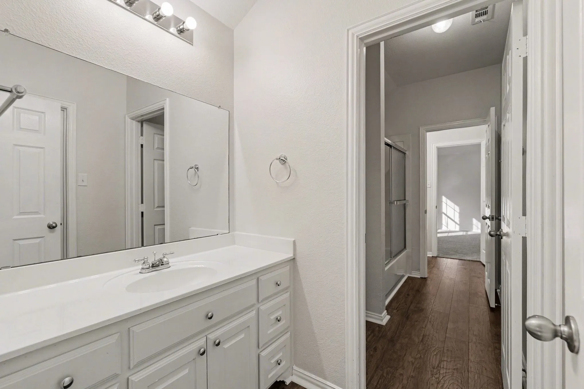 Single Family Residence For Sale in Denton County , 2109 Glen Manor Road, Corinth, Texas 76208, 5 Bedroom, 5 Bathroom, 3 Garage spaces, 4,261 Sqft, built in 2005, Preowned, mls#21208111, Real Estate Agent in Corinth, Homes For Sale in Denton county, Homes For Sale in Corinth, Realtor in Corinth Texas, Real Estate Brokerage Independent Realty Texas, Luminita Cordes Realtor