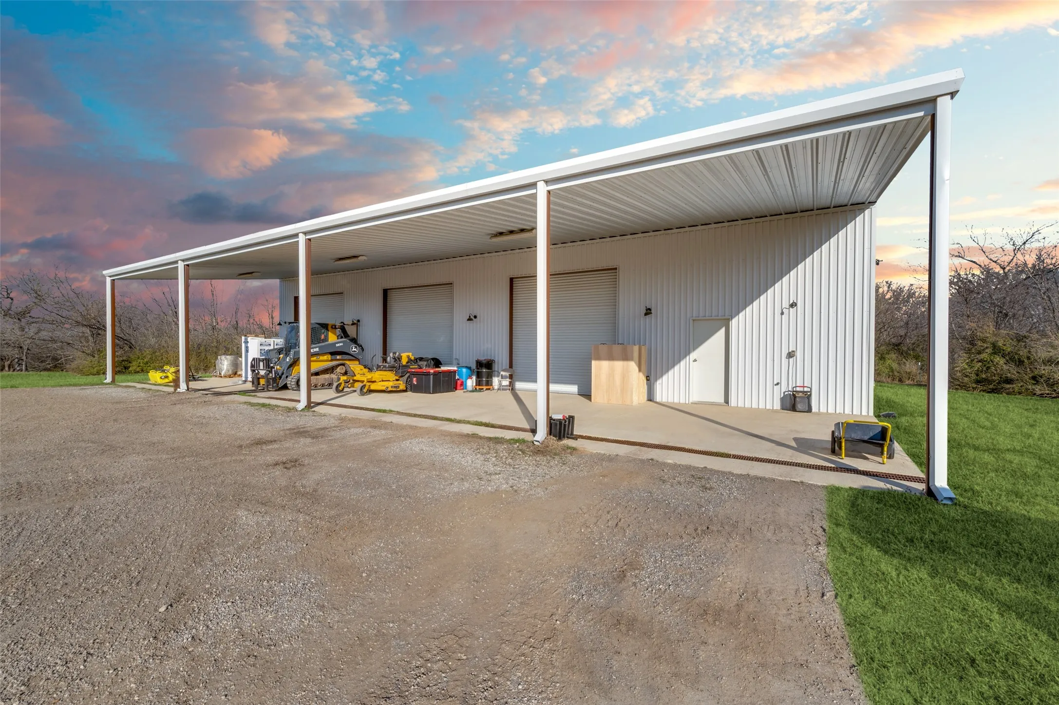 Farm For Sale in Denton County , 5165 Hartlee Field Road, Denton, Texas 76208, 4 Bedrooms, 5 Bathrooms, 4 Garage spaces, 5,621 Sqft, built in 2022, Price $16,500,000, mls#21208110, Real Estate Agent in Denton, Homes For Sale in Denton county, Homes For Sale in Denton, Realtor in Denton Texas, Real Estate Brokerage Independent Realty Texas, Luminita Cordes Realtor