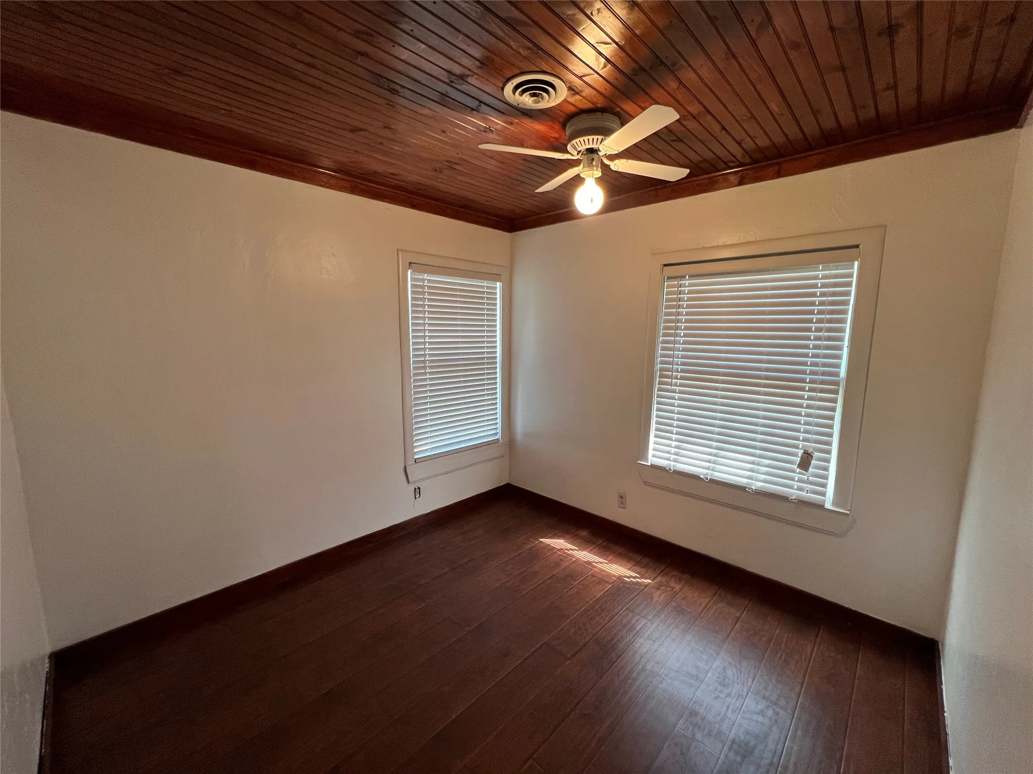 Single Family Residence For Sale in Grayson County , 533 E Sears Street, Denison, Texas 75021, 3 Bedroom, 1 Bathroom, Garage spaces, 1,303 Sqft, built in 1950, Preowned, mls#21206951, Real Estate Agent in Denison, Homes For Sale in Grayson county, Homes For Sale in Denison, Realtor in Denison Texas, Real Estate Brokerage Independent Realty Texas, Luminita Cordes Realtor