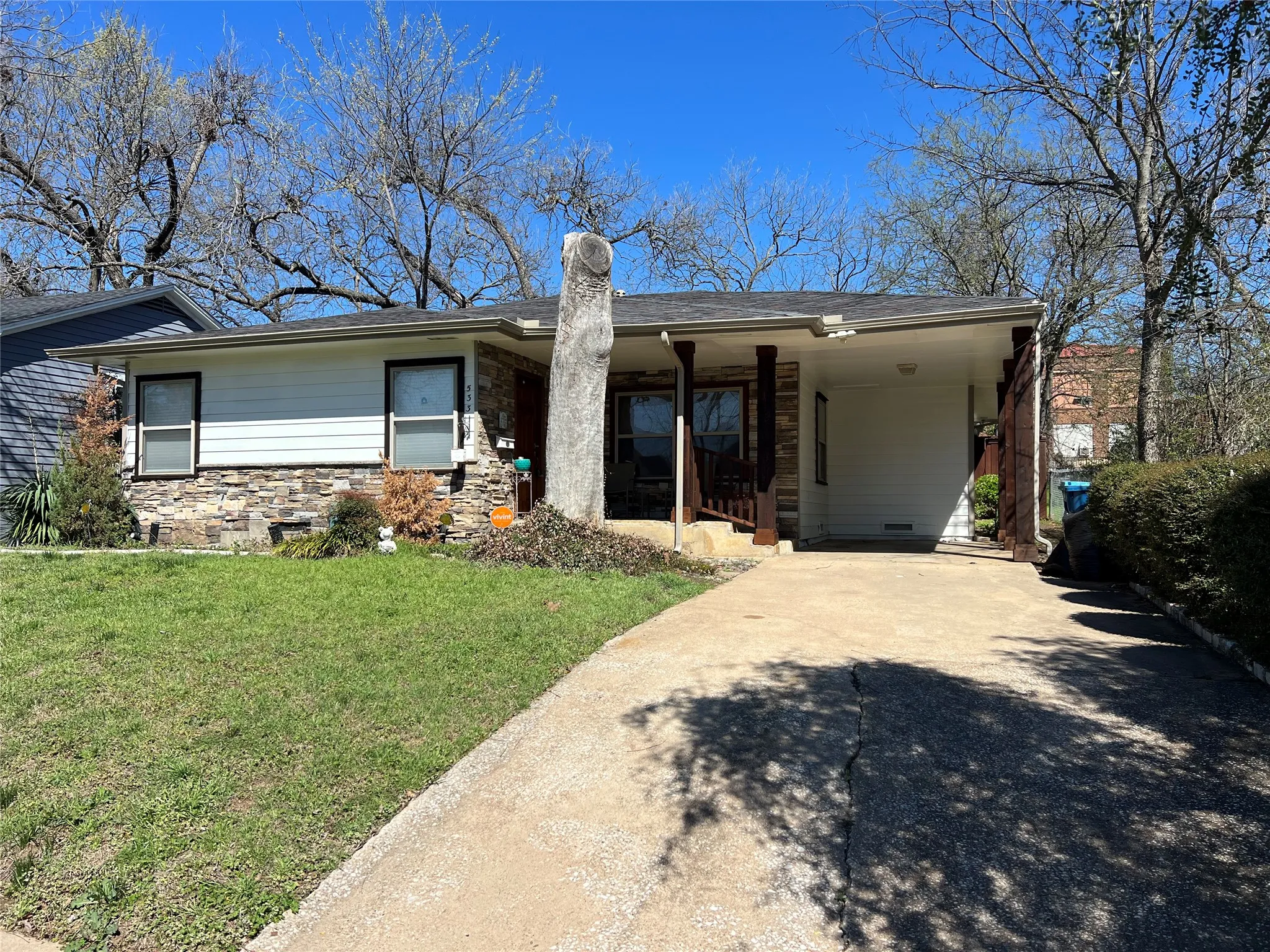 Single Family Residence For Sale in Grayson County , 533 E Sears Street, Denison, Texas 75021, 3 Bedroom, 1 Bathroom, Garage spaces, 1,303 Sqft, built in 1950, Preowned, mls#21206951, Real Estate Agent in Denison, Homes For Sale in Grayson county, Homes For Sale in Denison, Realtor in Denison Texas, Real Estate Brokerage Independent Realty Texas, Luminita Cordes Realtor