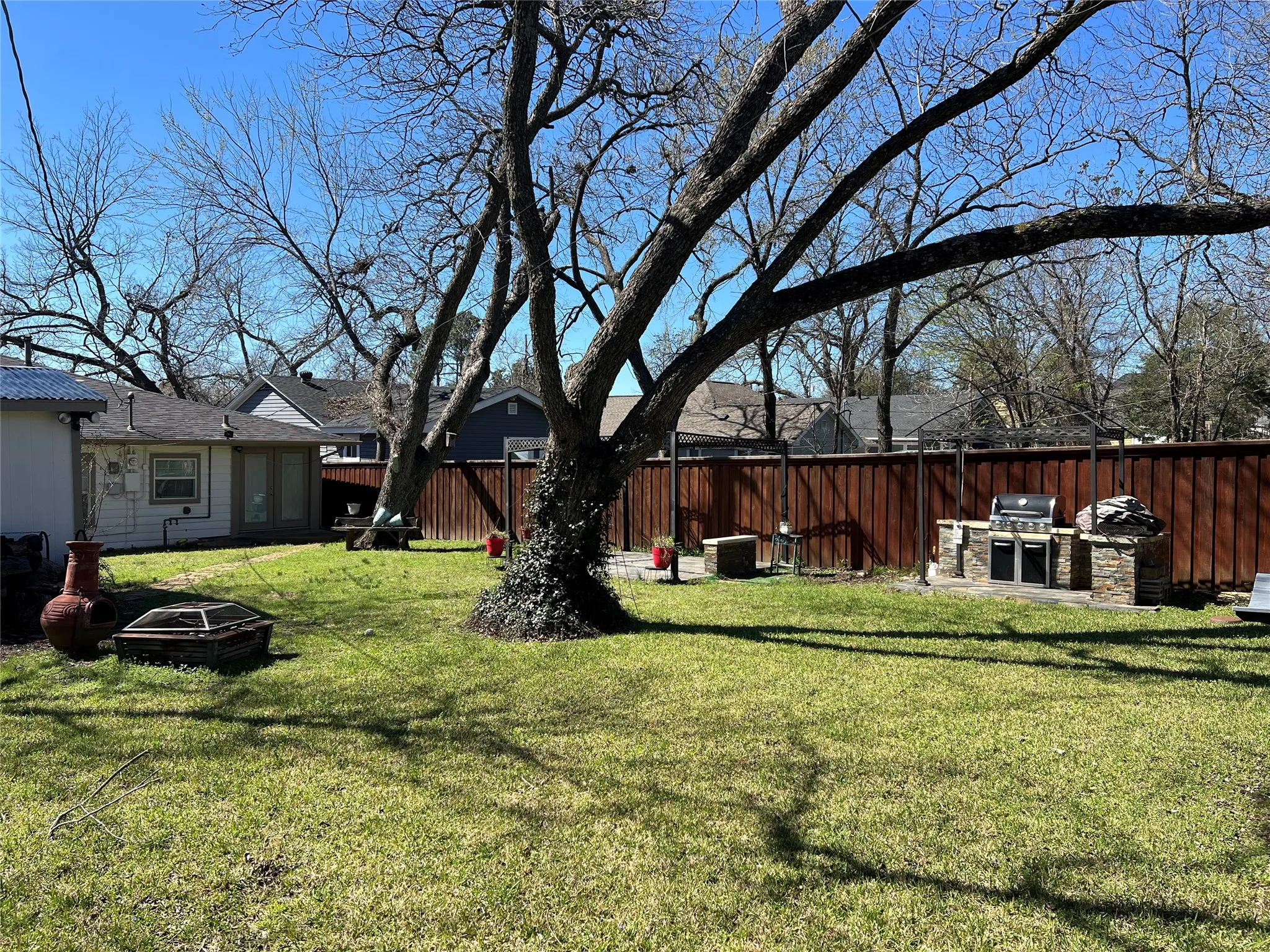 Single Family Residence For Sale in Grayson County , 533 E Sears Street, Denison, Texas 75021, 3 Bedroom, 1 Bathroom, Garage spaces, 1,303 Sqft, built in 1950, Preowned, mls#21206951, Real Estate Agent in Denison, Homes For Sale in Grayson county, Homes For Sale in Denison, Realtor in Denison Texas, Real Estate Brokerage Independent Realty Texas, Luminita Cordes Realtor