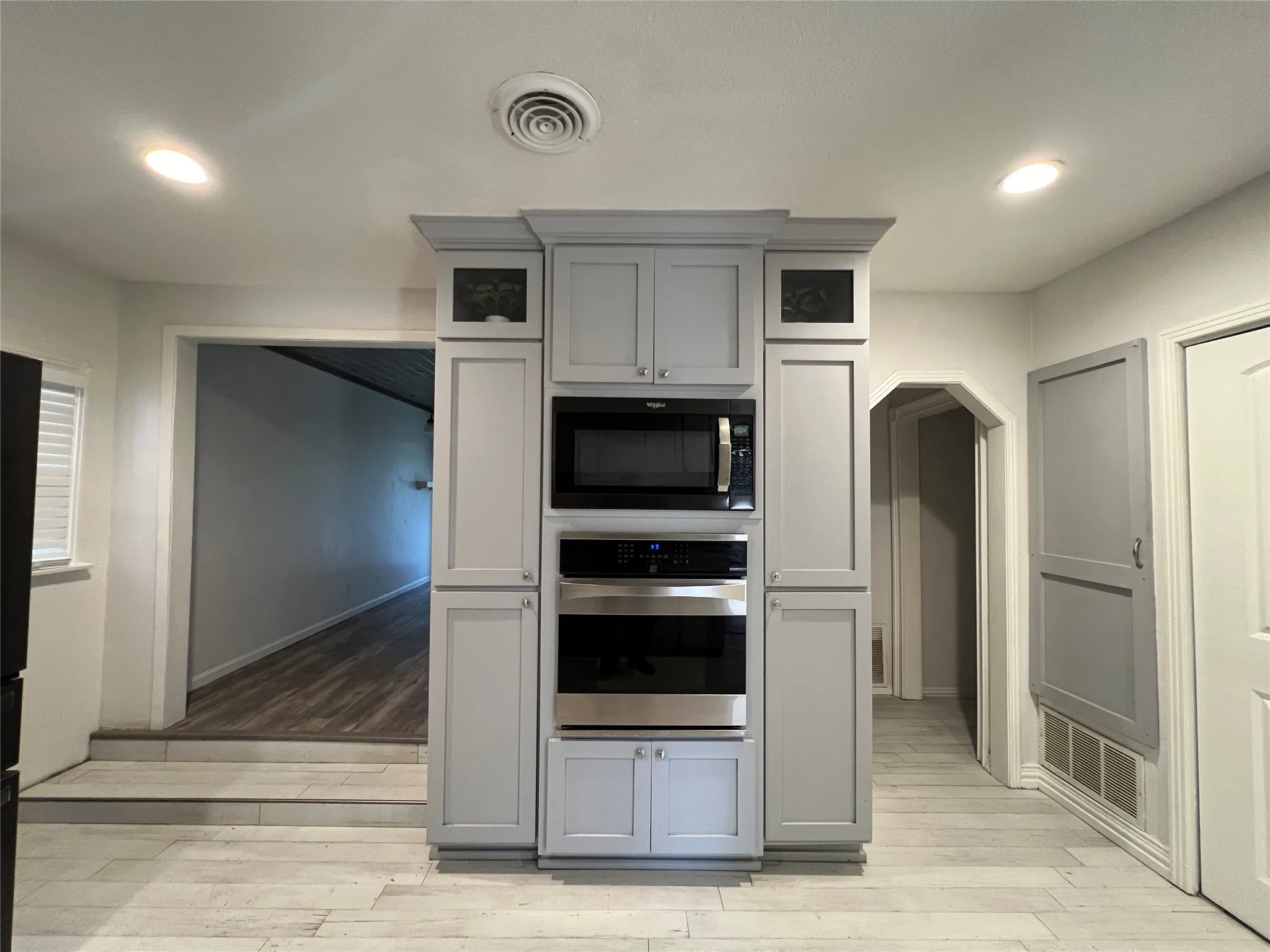 Single Family Residence For Sale in Grayson County , 533 E Sears Street, Denison, Texas 75021, 3 Bedroom, 1 Bathroom, Garage spaces, 1,303 Sqft, built in 1950, Preowned, mls#21206951, Real Estate Agent in Denison, Homes For Sale in Grayson county, Homes For Sale in Denison, Realtor in Denison Texas, Real Estate Brokerage Independent Realty Texas, Luminita Cordes Realtor