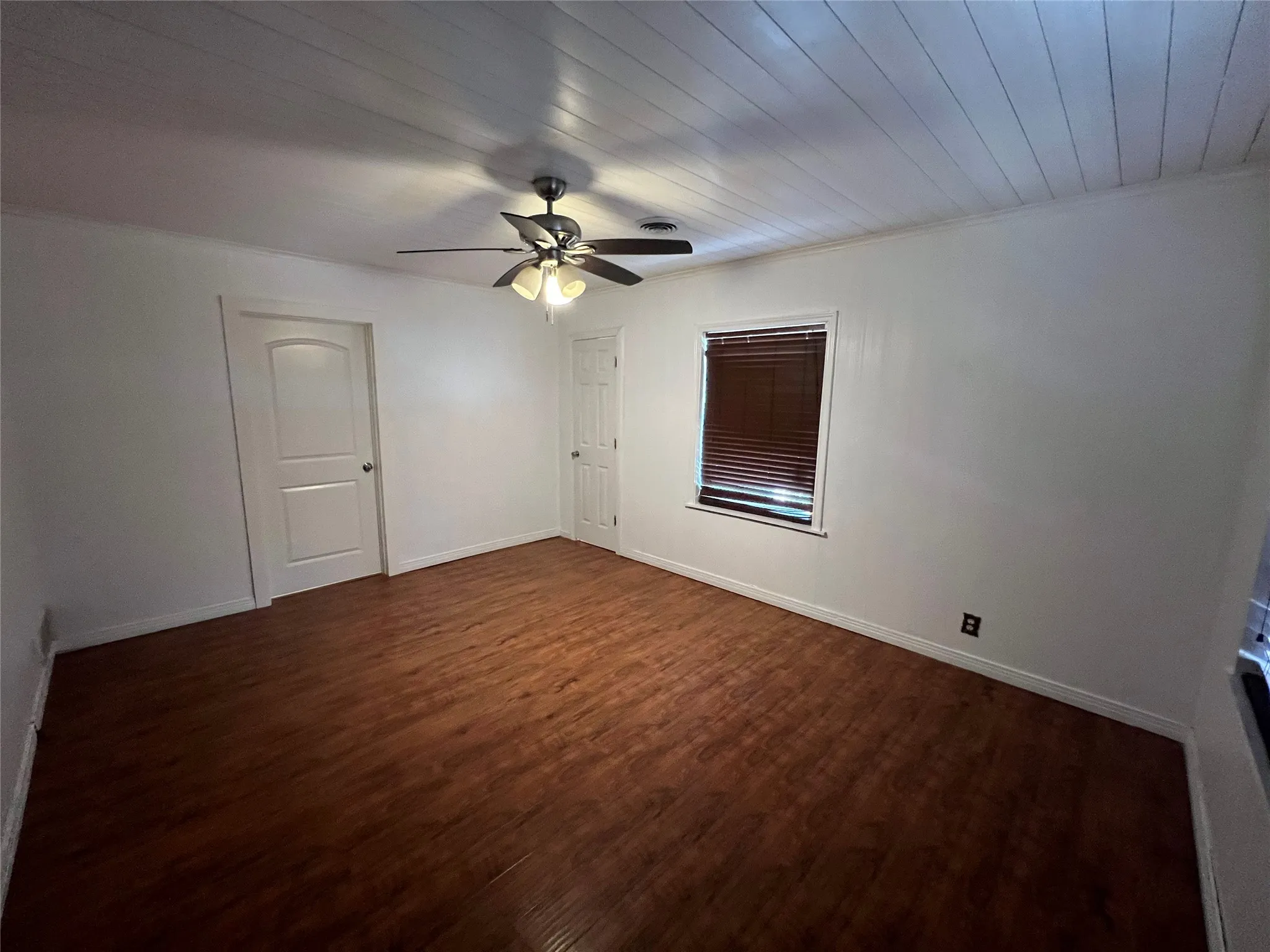 Single Family Residence For Sale in Grayson County , 533 E Sears Street, Denison, Texas 75021, 3 Bedroom, 1 Bathroom, Garage spaces, 1,303 Sqft, built in 1950, Preowned, mls#21206951, Real Estate Agent in Denison, Homes For Sale in Grayson county, Homes For Sale in Denison, Realtor in Denison Texas, Real Estate Brokerage Independent Realty Texas, Luminita Cordes Realtor