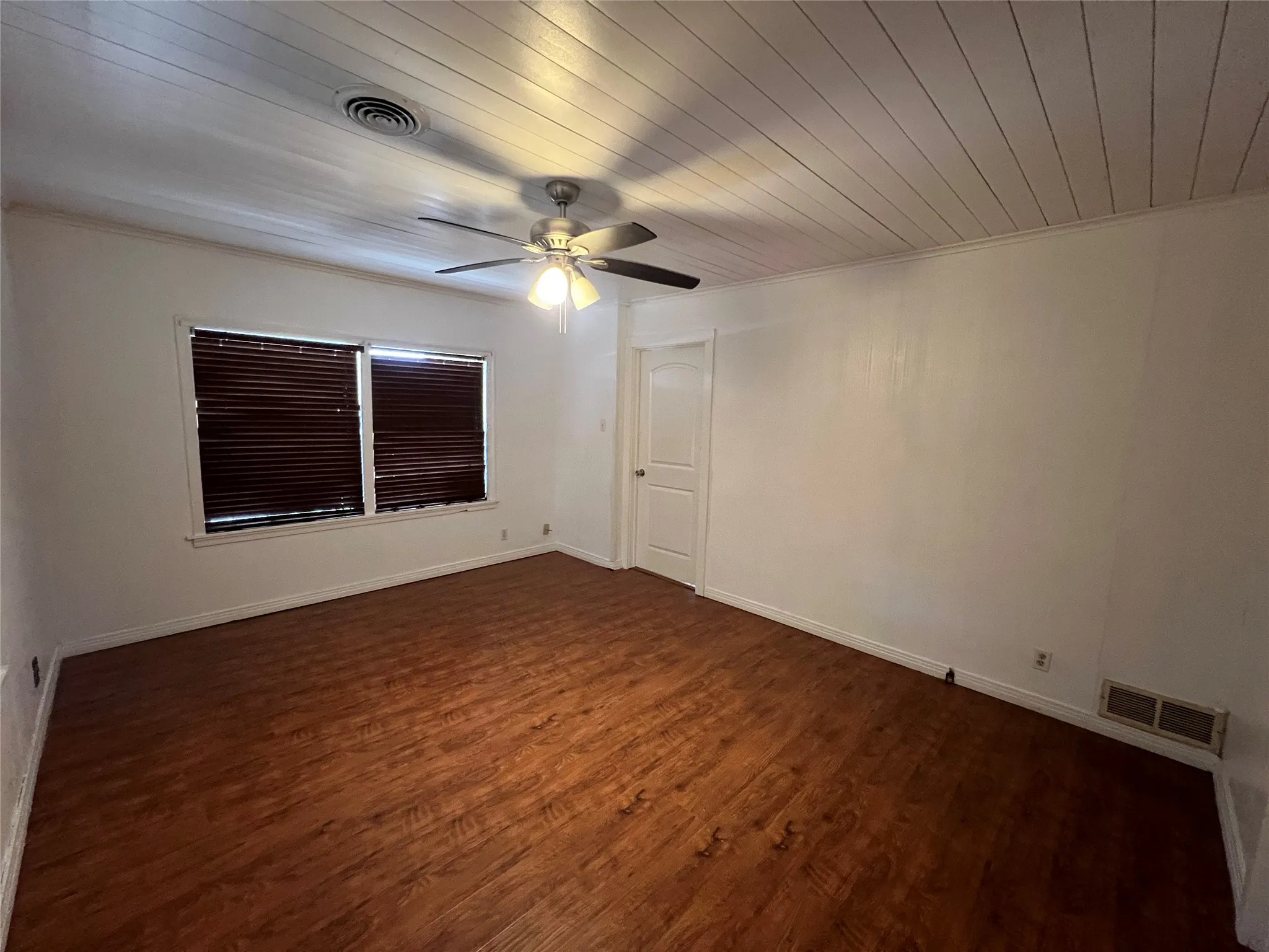 Single Family Residence For Sale in Grayson County , 533 E Sears Street, Denison, Texas 75021, 3 Bedroom, 1 Bathroom, Garage spaces, 1,303 Sqft, built in 1950, Preowned, mls#21206951, Real Estate Agent in Denison, Homes For Sale in Grayson county, Homes For Sale in Denison, Realtor in Denison Texas, Real Estate Brokerage Independent Realty Texas, Luminita Cordes Realtor