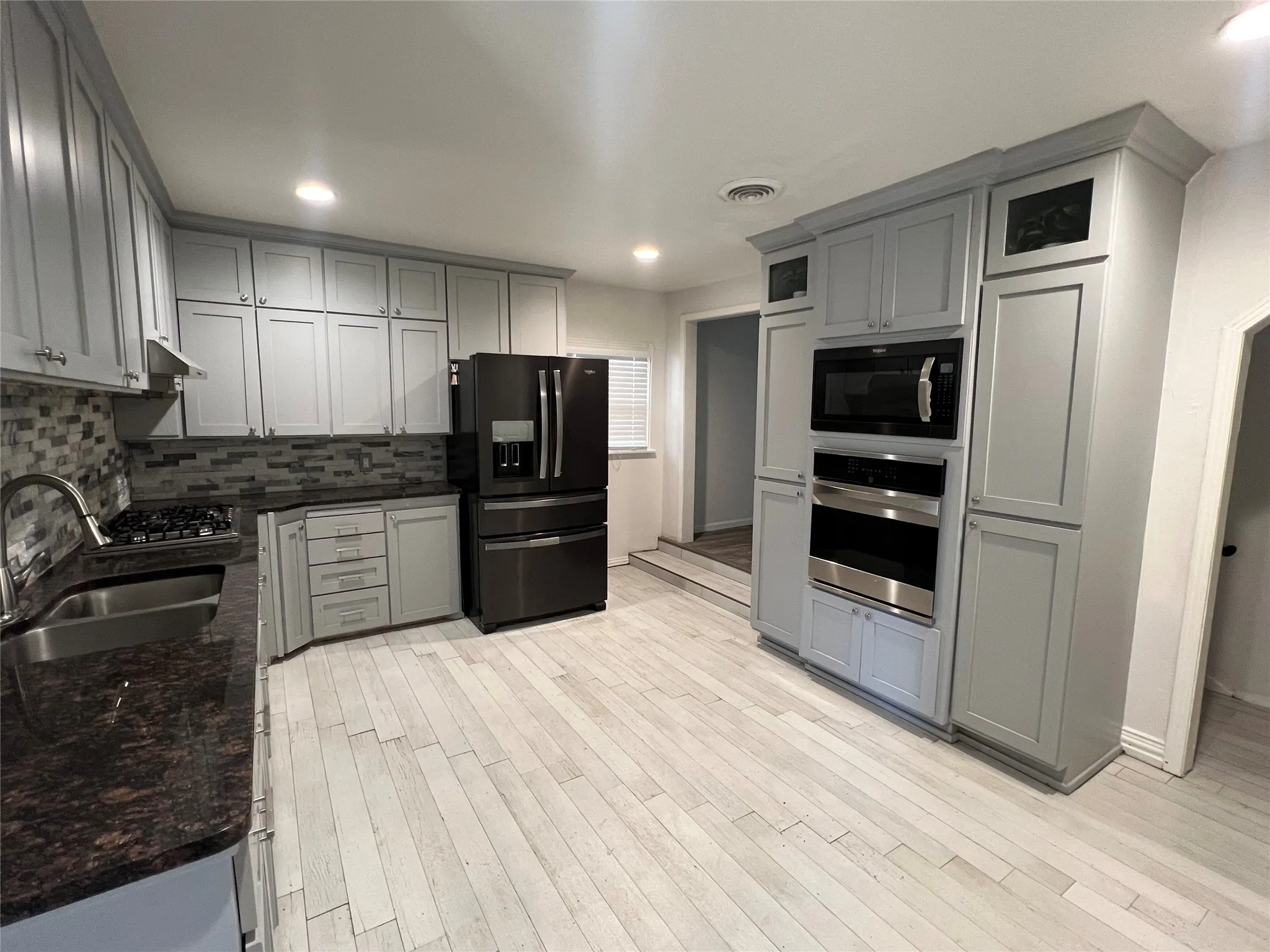 Single Family Residence For Sale in Grayson County , 533 E Sears Street, Denison, Texas 75021, 3 Bedroom, 1 Bathroom, Garage spaces, 1,303 Sqft, built in 1950, Preowned, mls#21206951, Real Estate Agent in Denison, Homes For Sale in Grayson county, Homes For Sale in Denison, Realtor in Denison Texas, Real Estate Brokerage Independent Realty Texas, Luminita Cordes Realtor