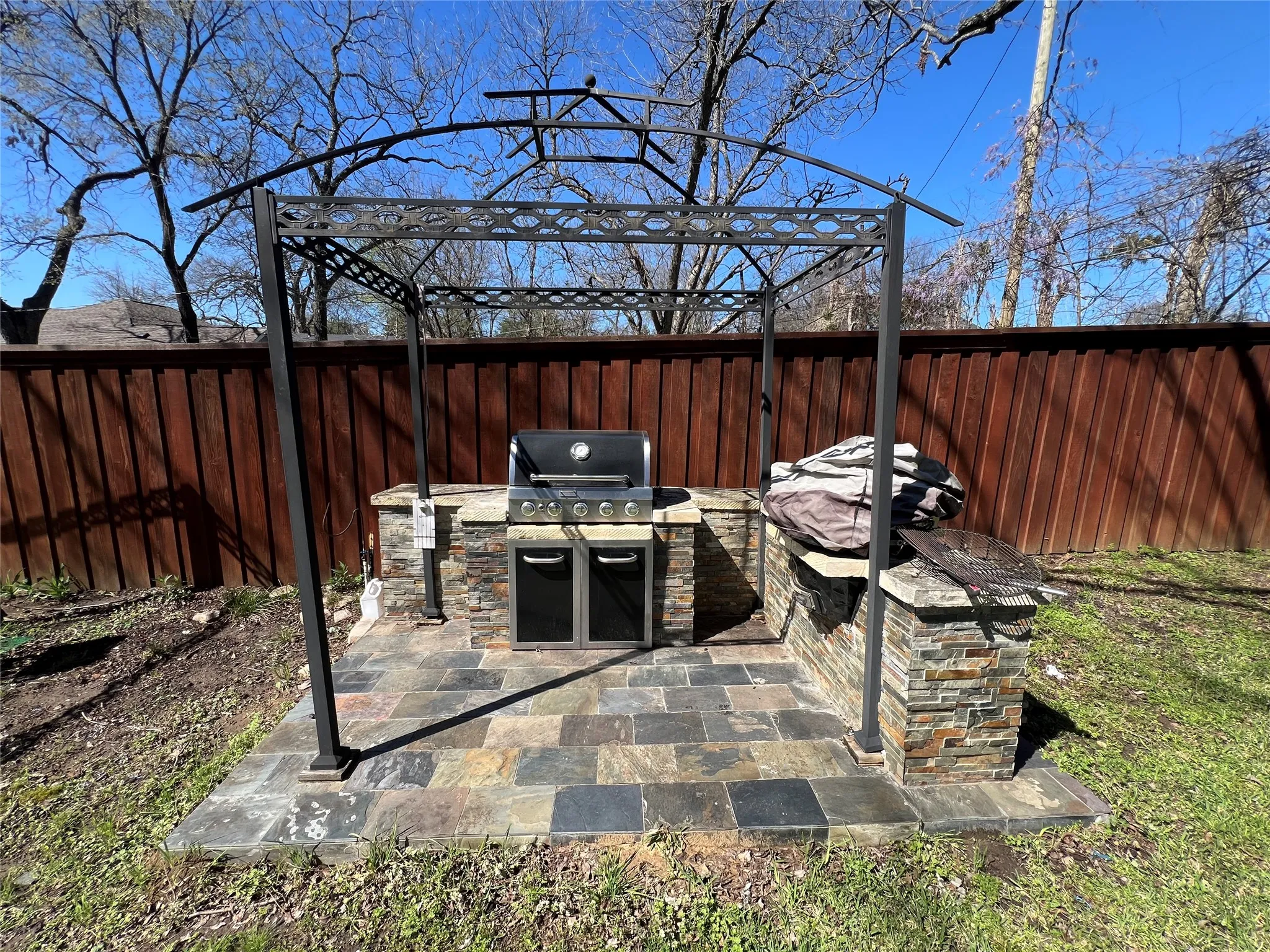 Single Family Residence For Sale in Grayson County , 533 E Sears Street, Denison, Texas 75021, 3 Bedroom, 1 Bathroom, Garage spaces, 1,303 Sqft, built in 1950, Preowned, mls#21206951, Real Estate Agent in Denison, Homes For Sale in Grayson county, Homes For Sale in Denison, Realtor in Denison Texas, Real Estate Brokerage Independent Realty Texas, Luminita Cordes Realtor
