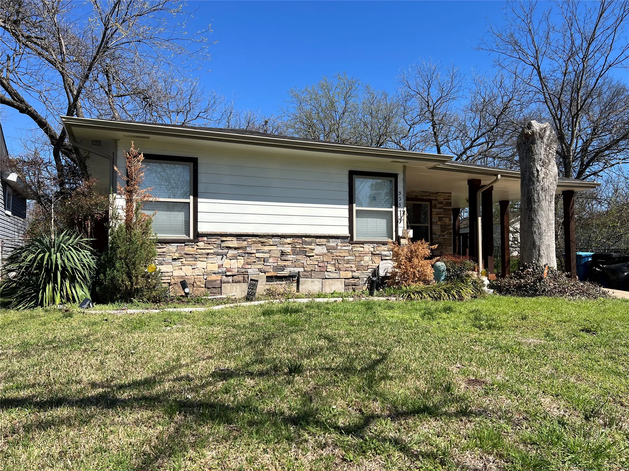 Single Family Residence For Sale in Grayson County , 533 E Sears Street, Denison, Texas 75021, 3 Bedroom, 1 Bathroom, Garage spaces, 1,303 Sqft, built in 1950, Preowned, mls#21206951, Real Estate Agent in Denison, Homes For Sale in Grayson county, Homes For Sale in Denison, Realtor in Denison Texas, Real Estate Brokerage Independent Realty Texas, Luminita Cordes Realtor